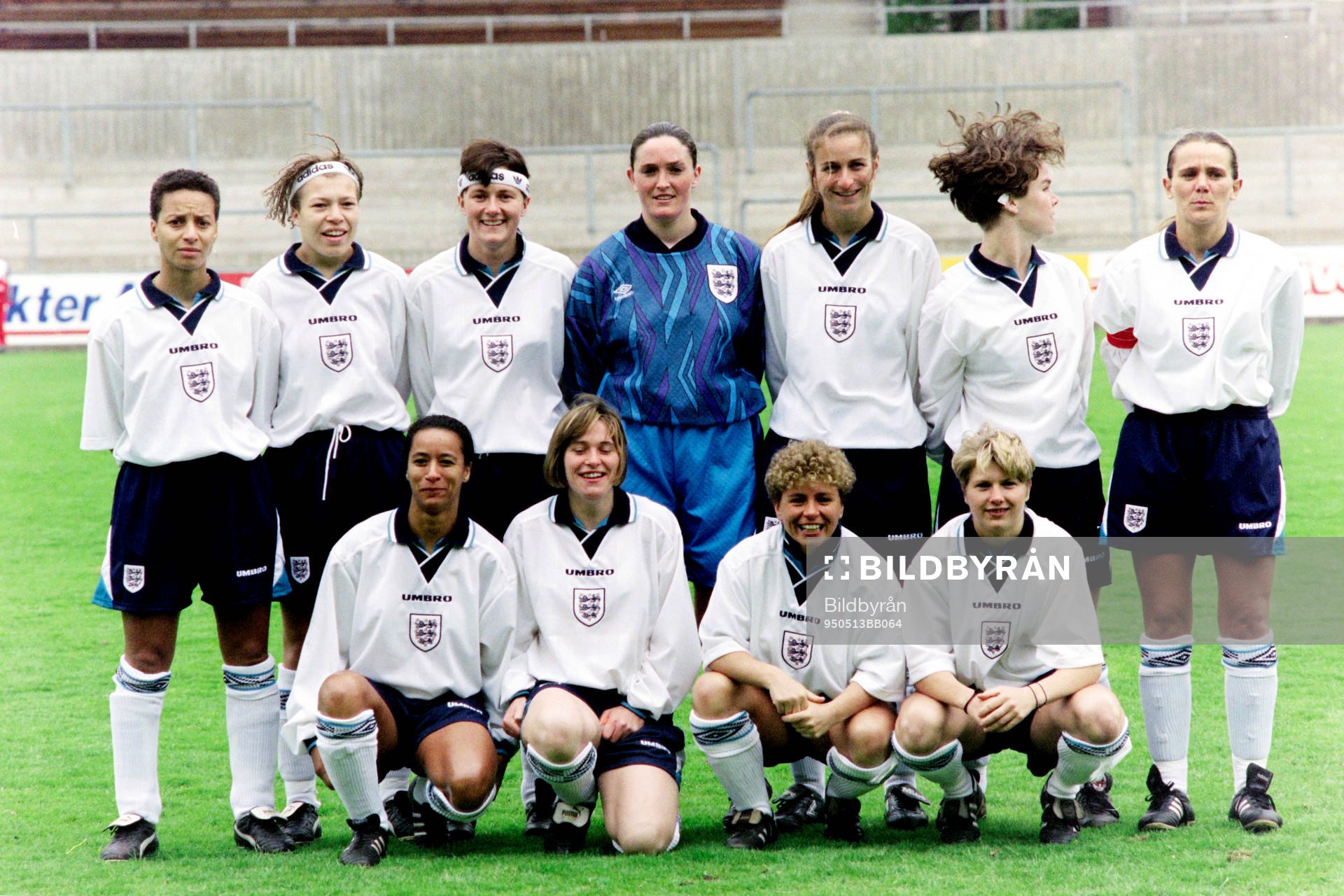 Englands startelva. Bakre raden fr. v: Hope Powell,