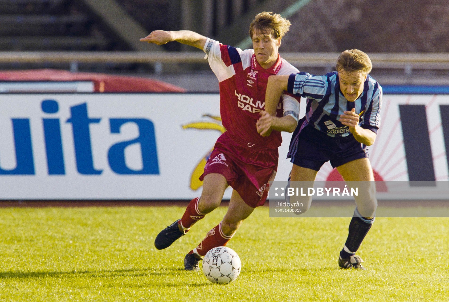  Jevgenij Kuznetsov, Norrköping och Peter Skoog, Djurgården i kamp om bollen. 