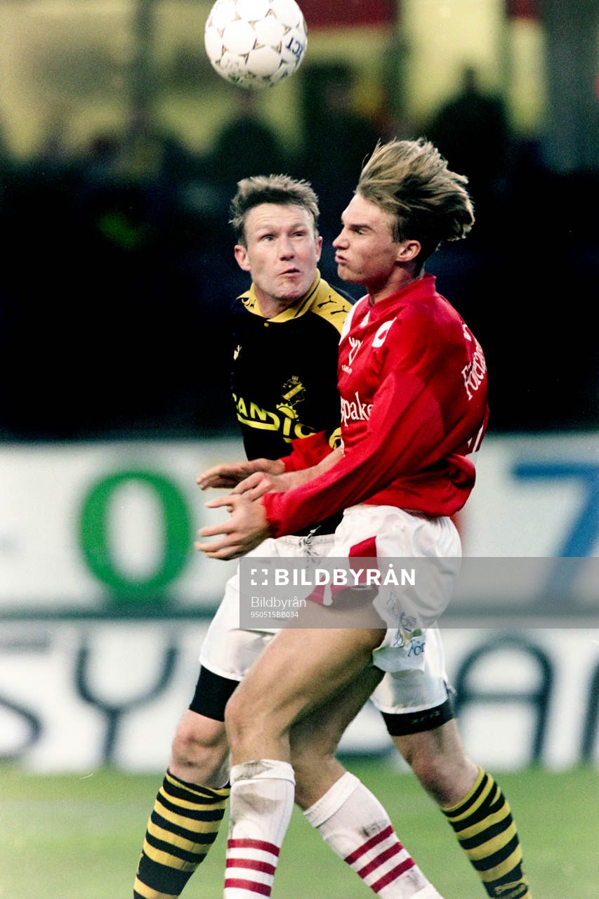 Jan Eriksson, AIK i en duell med degerfors Andreas Andersson