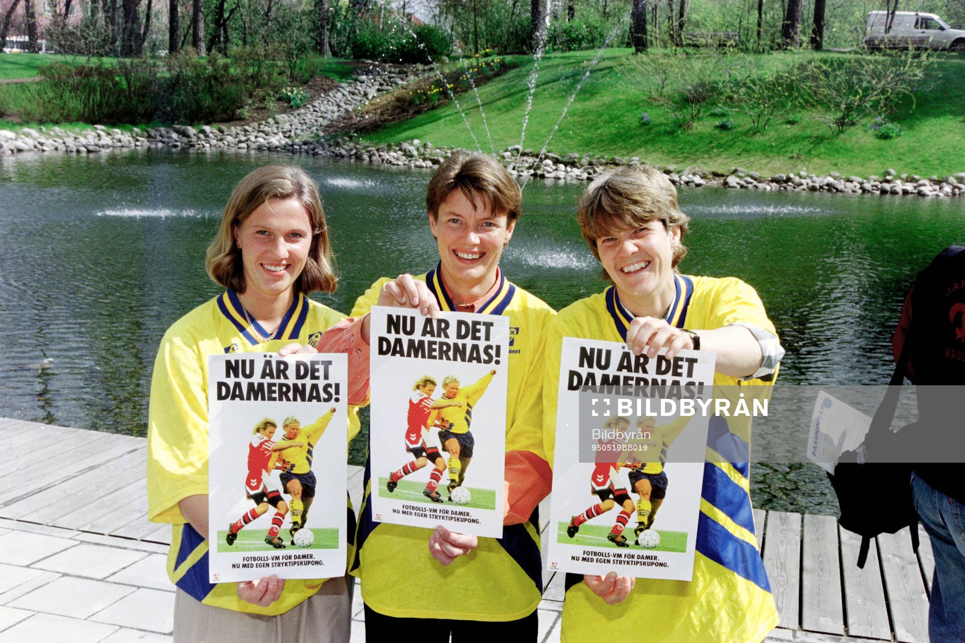 Fr. v Malin Andersson, Lena Videkull och Pia Sundhage laddar