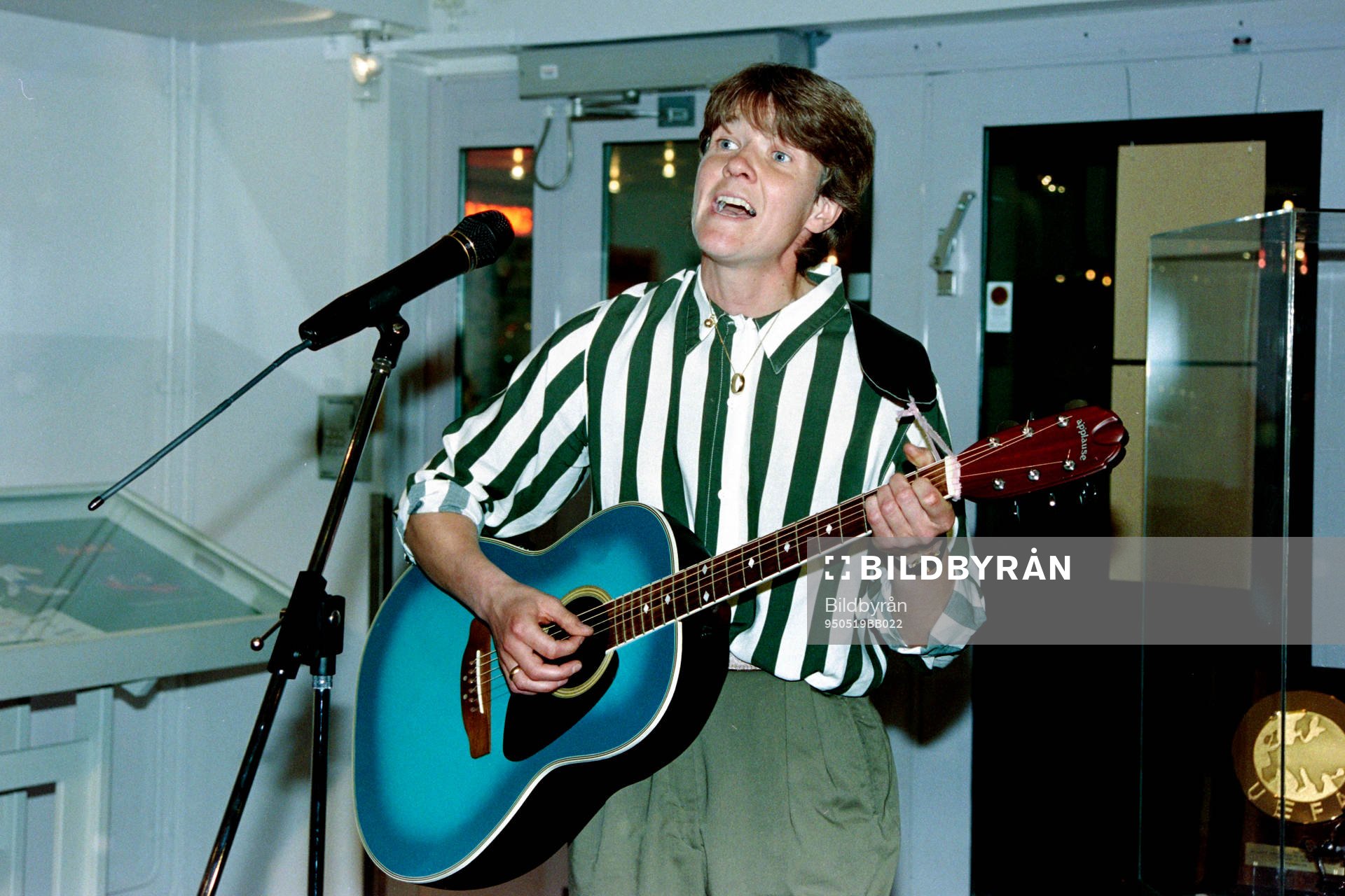 Pia Sundhage med son gitarr