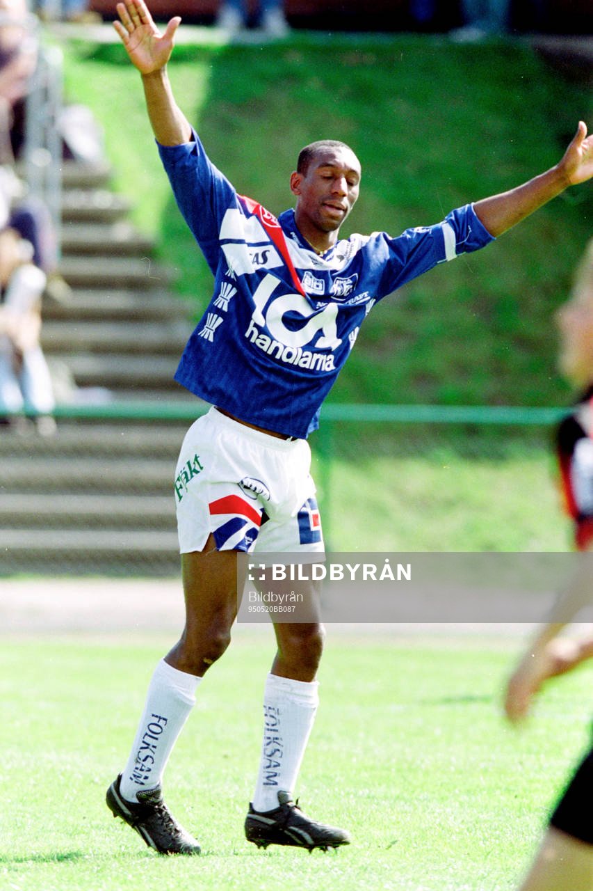 Fotboll, Div 1 Norra, Brommapojkarna - Umeå, 3-2: Steve Galloway, Umeå.