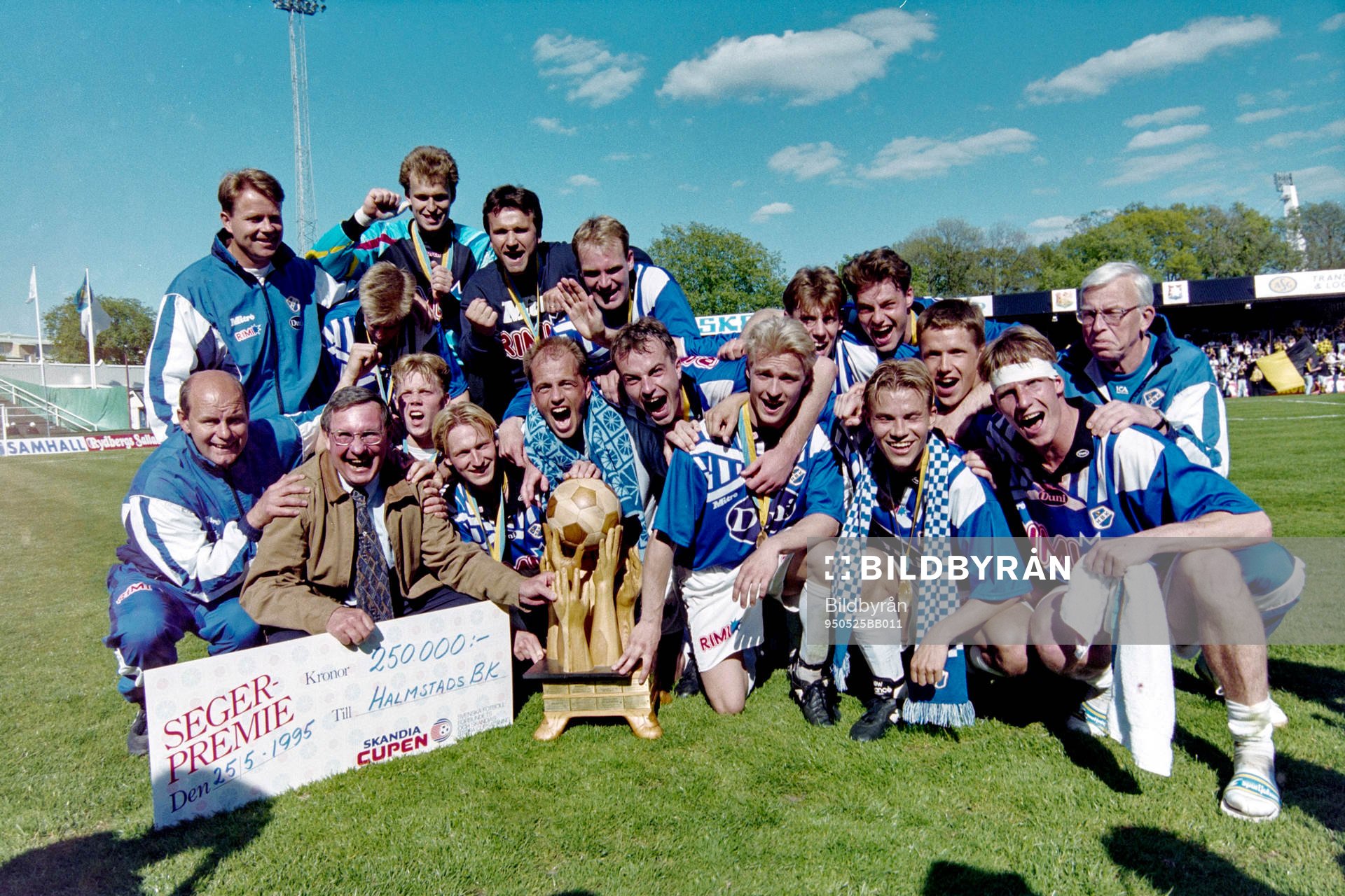 Halmstads cupmästare, Stående fr. v Mats Jingblad, tränare, Anders Johansson-Smith, Håkan Svensson, Björn Nordberg och Torbjörn Arvidsson. I främre raden Jonny Värn, lagledare, Stig Nilsson, ordförande, Robert Andersson, Fredrik Andersson, Tommy Andersson, Peter Vougt, Peter Lennartsson, Joel Borgstrand, Niklas Gudmundsson, Niclas Alexandersson, Tomas Stierna, Jesper Mattsson och Hans Gudmundsson, intendent.
© Bildbyrån - 18790