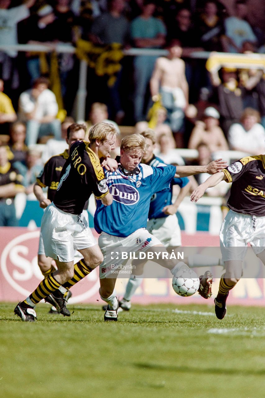  Robert Andersson, Halmstad med bollen blir dragen i tröjan av Fredrik Espmark, AIK.
© Bildbyrån - 18790