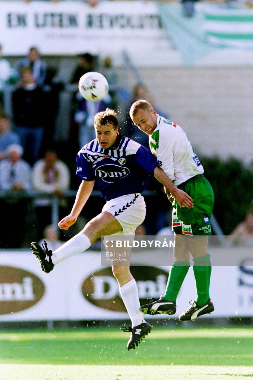 Fotboll, Allsvenskan, Halmstad - Hammarby, 1-0: Peter Vougt, Halmstad i en nickduell med hammarbys Lars Asp.