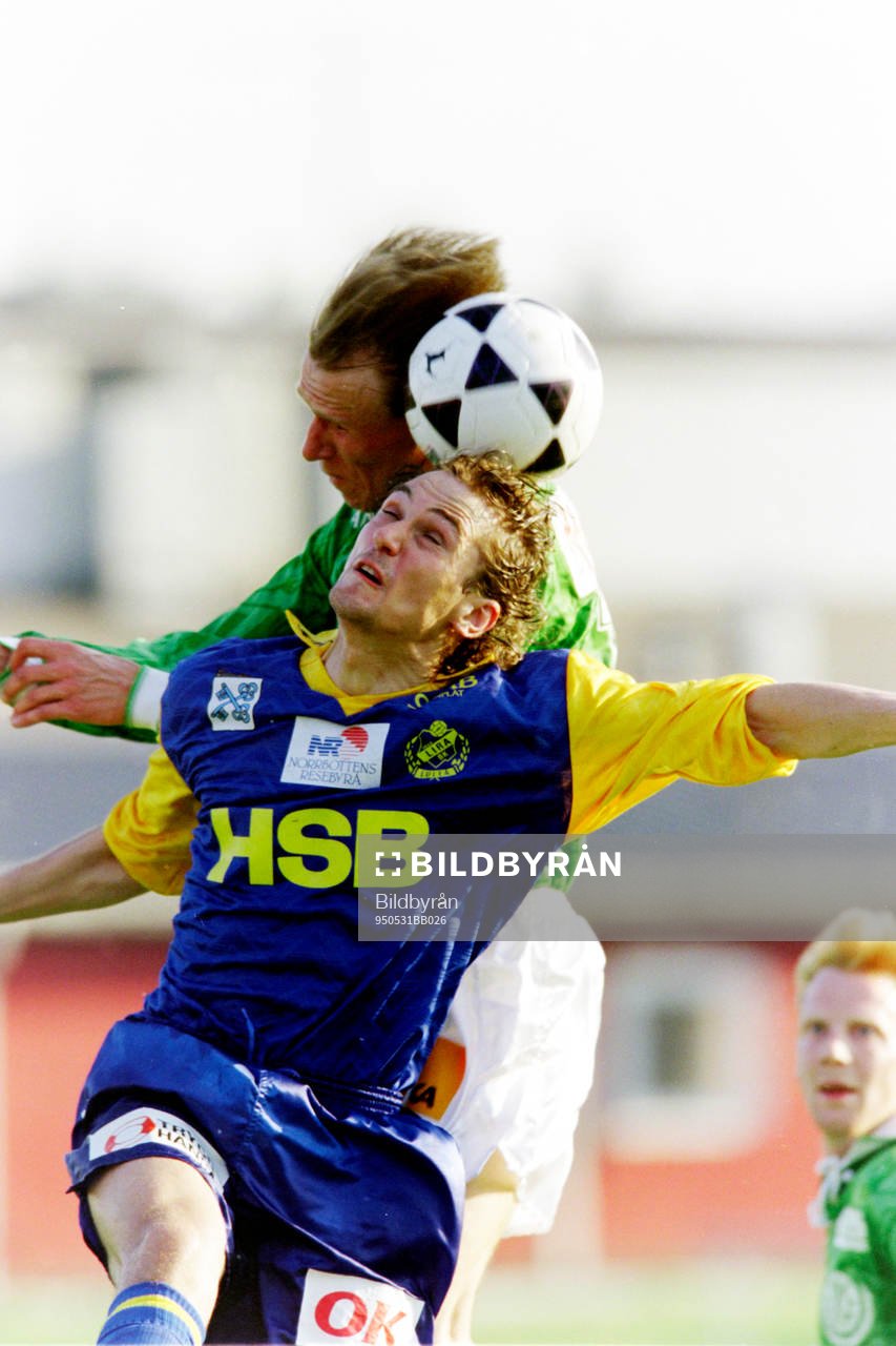 Fotboll, Div 1 Norra, Väsby - Lira Luleå, 1-1: Igor Ermochin, Luleå i en nickduell.