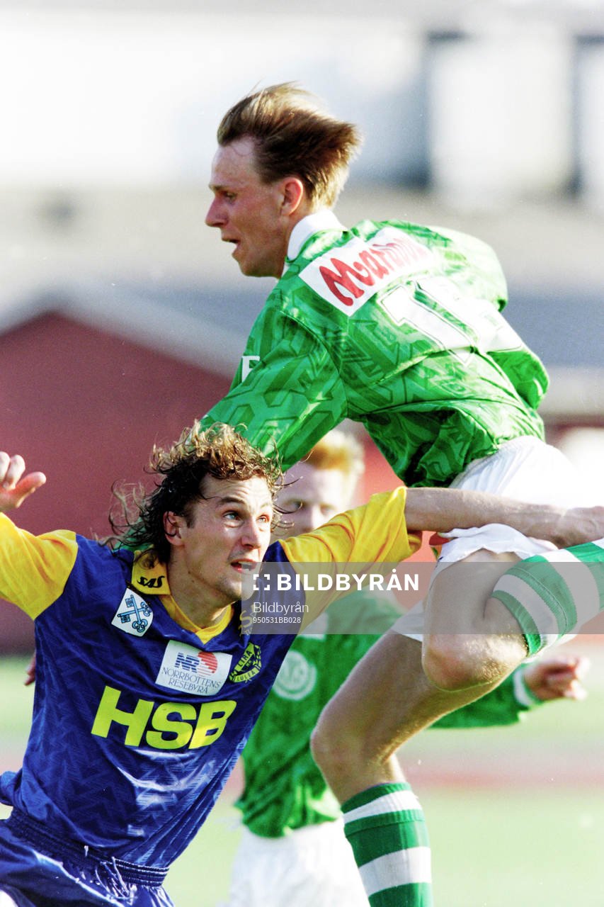 Fotboll, Div 1 Norra, Väsby - Lira Luleå, 1-1: Igor Ermochin, Luleå i en nickduell.
