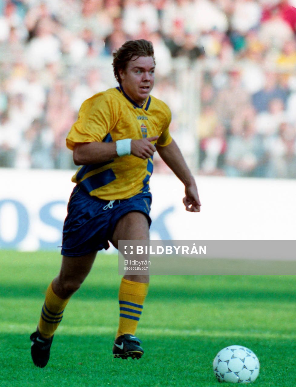 Tomas Brolin med bollen