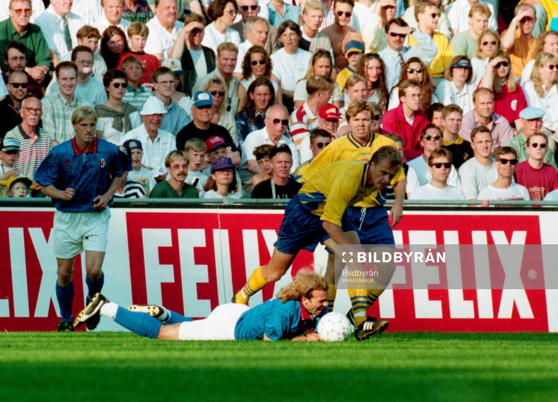Jonas Thern vinner bollen, i bakgrunden Tomas Brolin