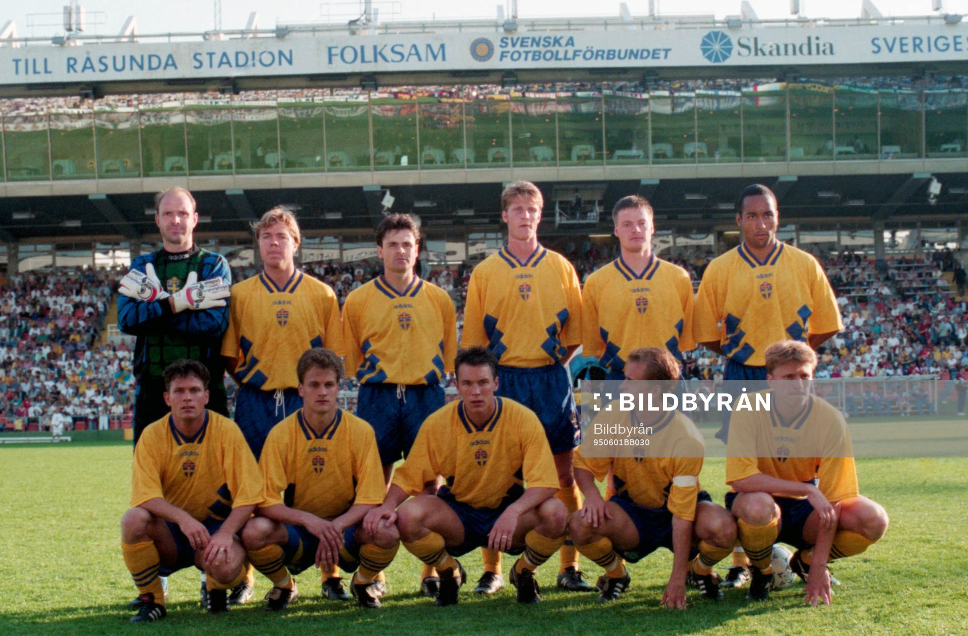  Bakre raden fr. v, Thomas Ravelli, målvakt, Tomas Brolin, Anders Limpar, Jesper Mattsson, Stefan Schwarz och Martin Dahlin. Främre raden fr. v, Pontus Kåmark, Gary Sundgren, Patrik Andersson, Jonas Thern och Kennet Andersson.