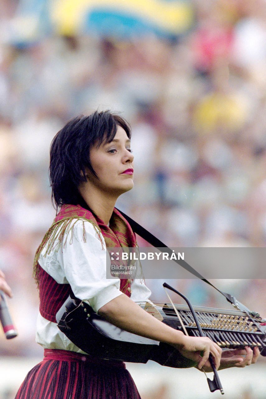 Åsa Jinder med sin nyckelharpa