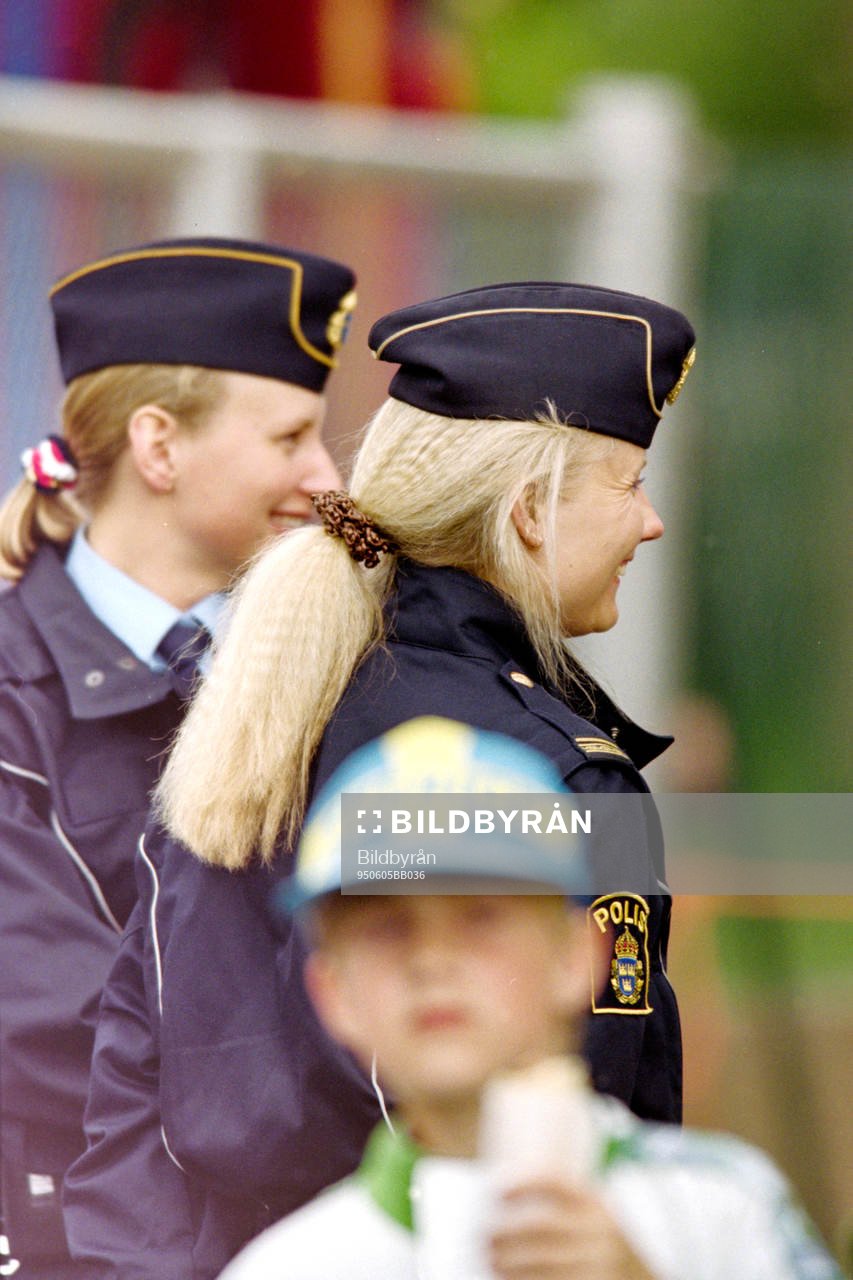 Kvinnliga poliser på arenan