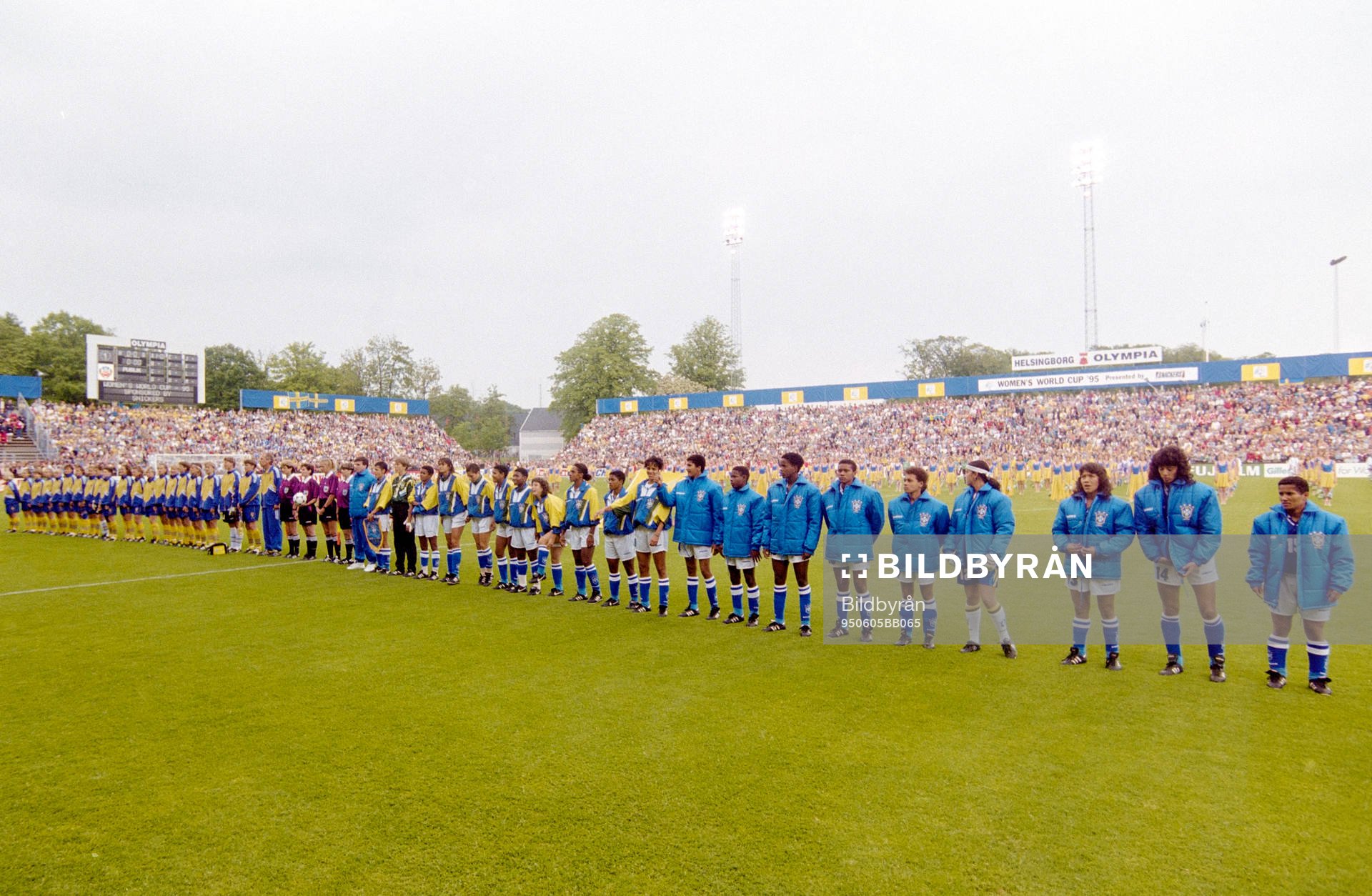 Lagen står uppställda innan matchstart