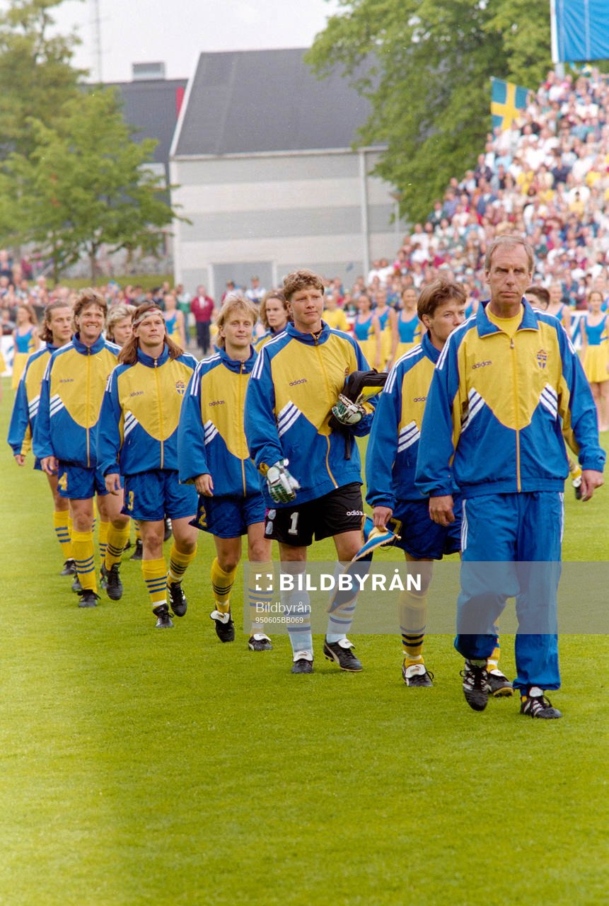 Det svenska laget på våg in på arenan med Bengt