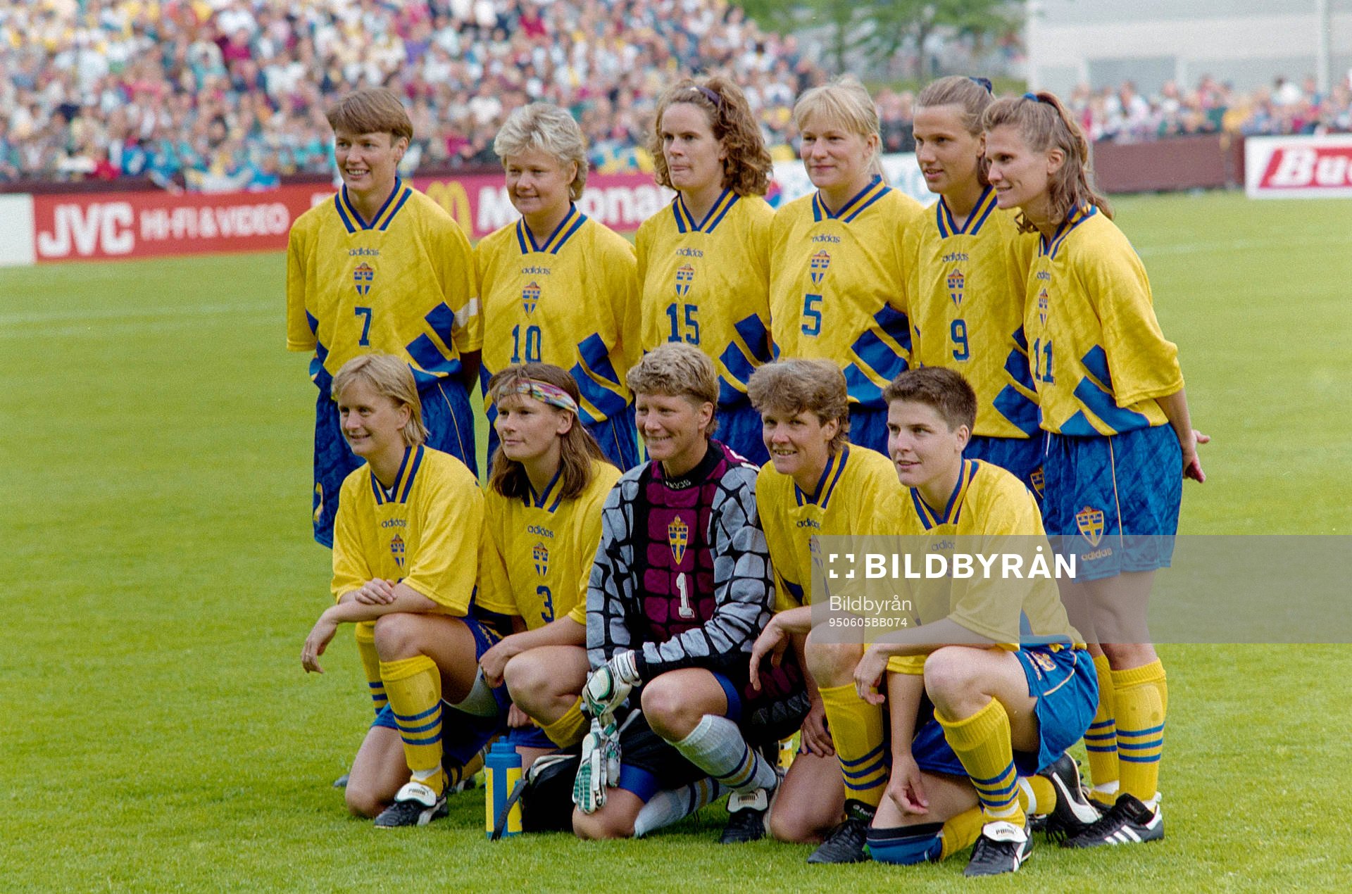 Den svenska startelvan, bakre raden fr. v Lena Videkull,