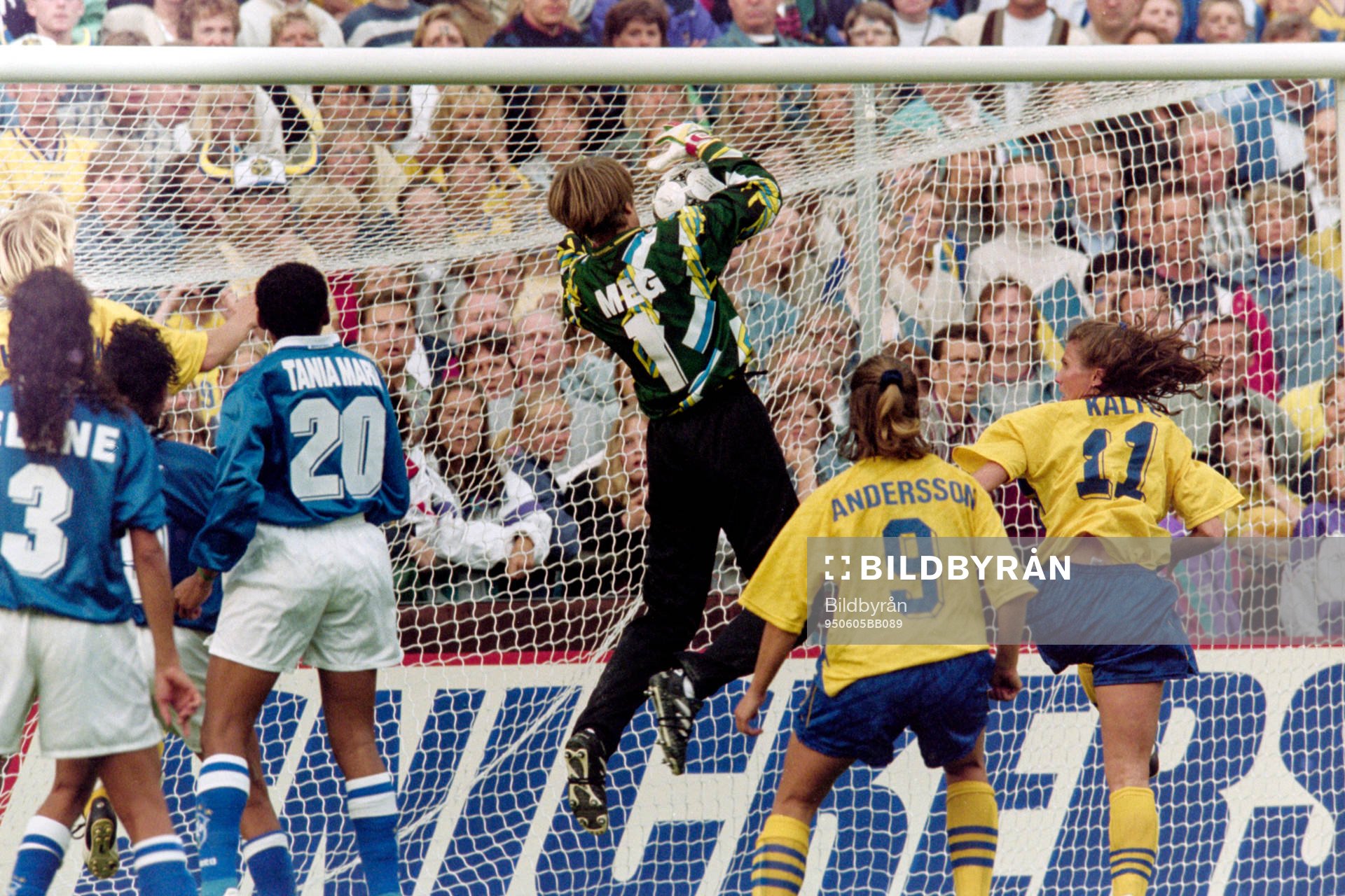 Brasiliens målvakt Meg greppar bollen