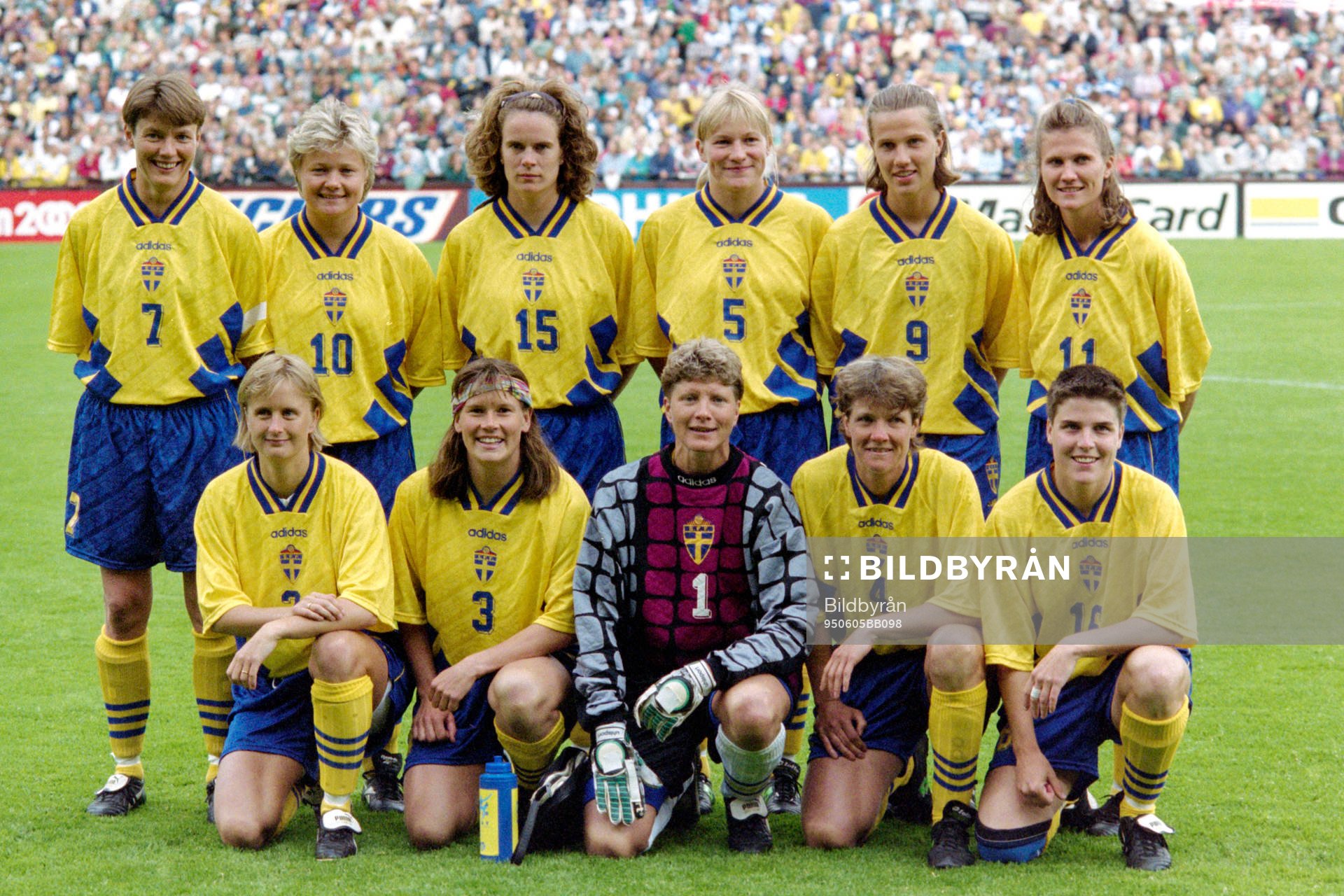 Den svenska startelvan, bakre raden fr. v Lena Videkull,