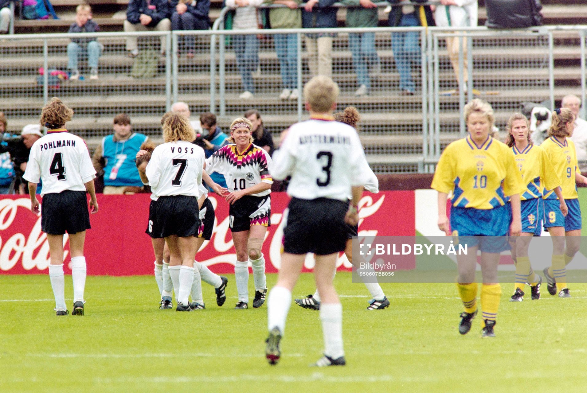  Silvia Neid och Tyskland jublar efter mål.