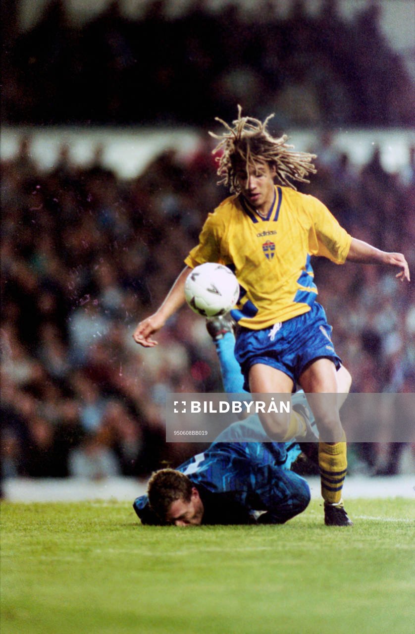 Henrik Larsson, Sverige tar sig förbi englands målvakt
