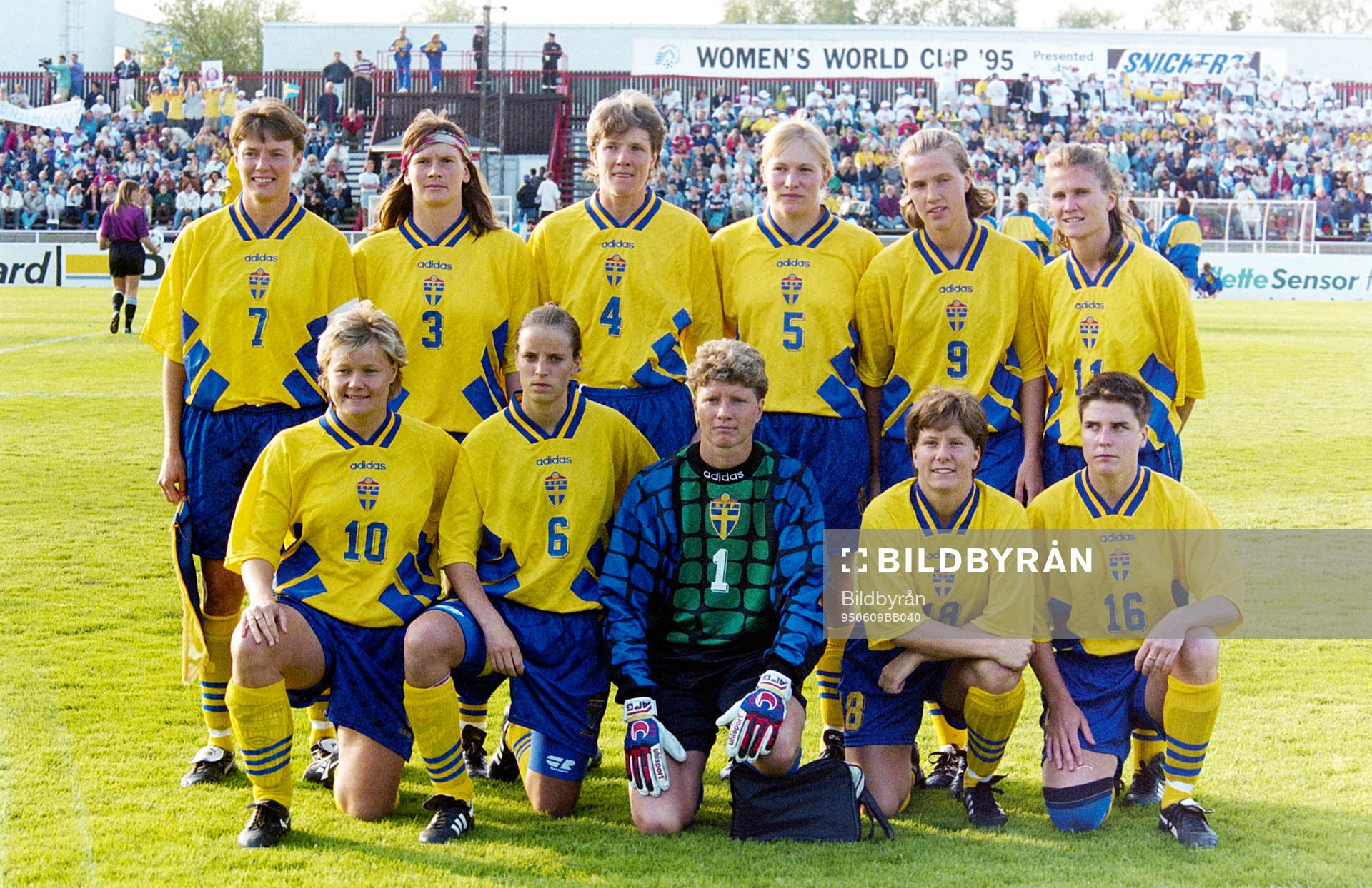  Sveriges startelva, bakre raden fr. v Lena Videkull, Åsa Jakobsson, Pia Sundhage, Kristin Bengtsson, Malin Andersson och Ulrika Kalte. Främre raden fr. v  Anneli Andelén, Anna Pohjanen, Elisabeth Leidinge, målvakt, Helen Nilsson och Eva Zeikfalvy.