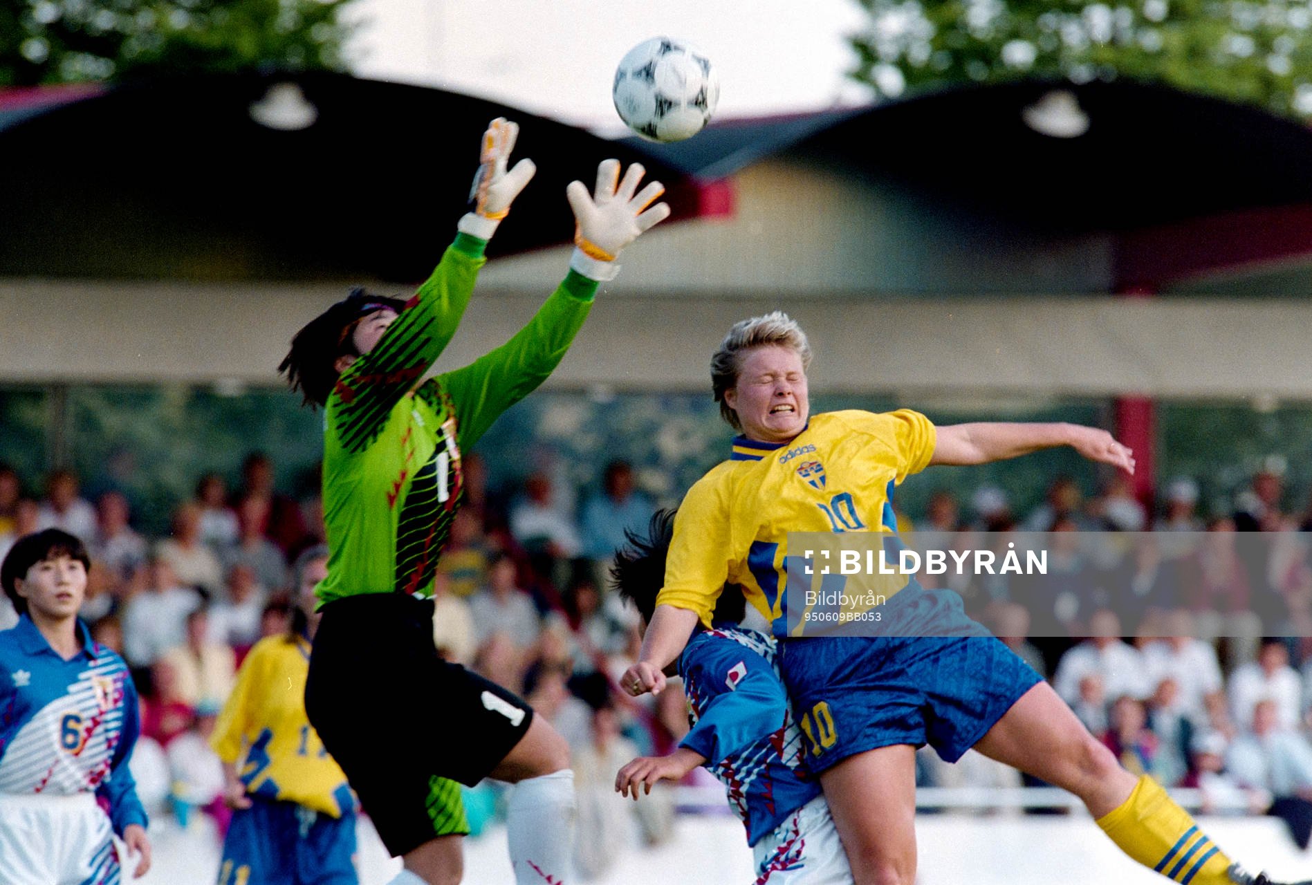  Anneli Andelén, Sverige i duell med japans målvakt Junko Osawa.