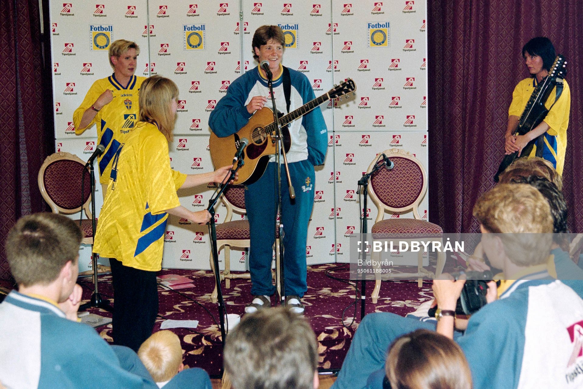 Pia Sundhage uppträder med sin gitarr