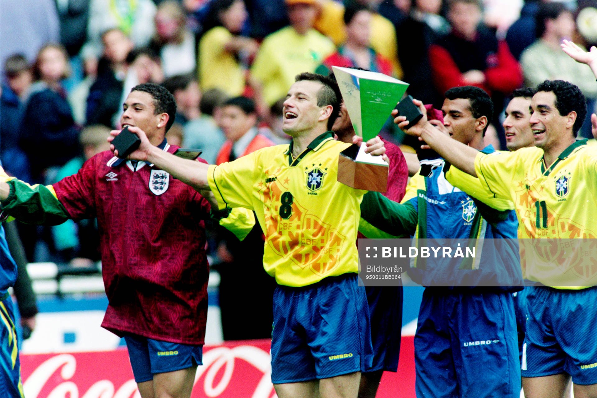 Fotboll, För-EM, Umbro Cup, England - Brasilien, 1-3: Dunga, Brasilien med pokalen jublar med lagkamraterna efter segern i turneringen.
