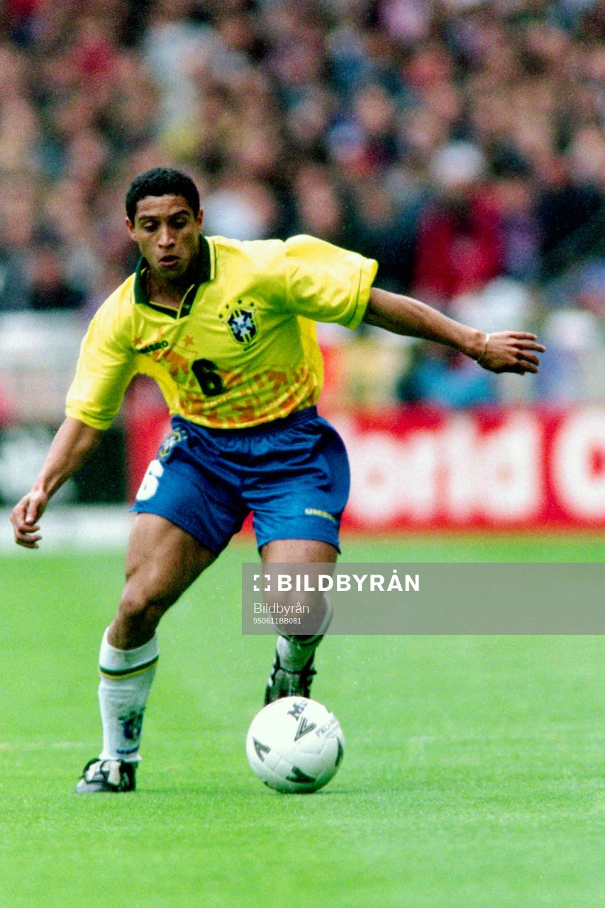 Fotboll, För-EM, Umbro Cup, England - Brasilien, 1-3: Roberto Carlos, Brasilien.
