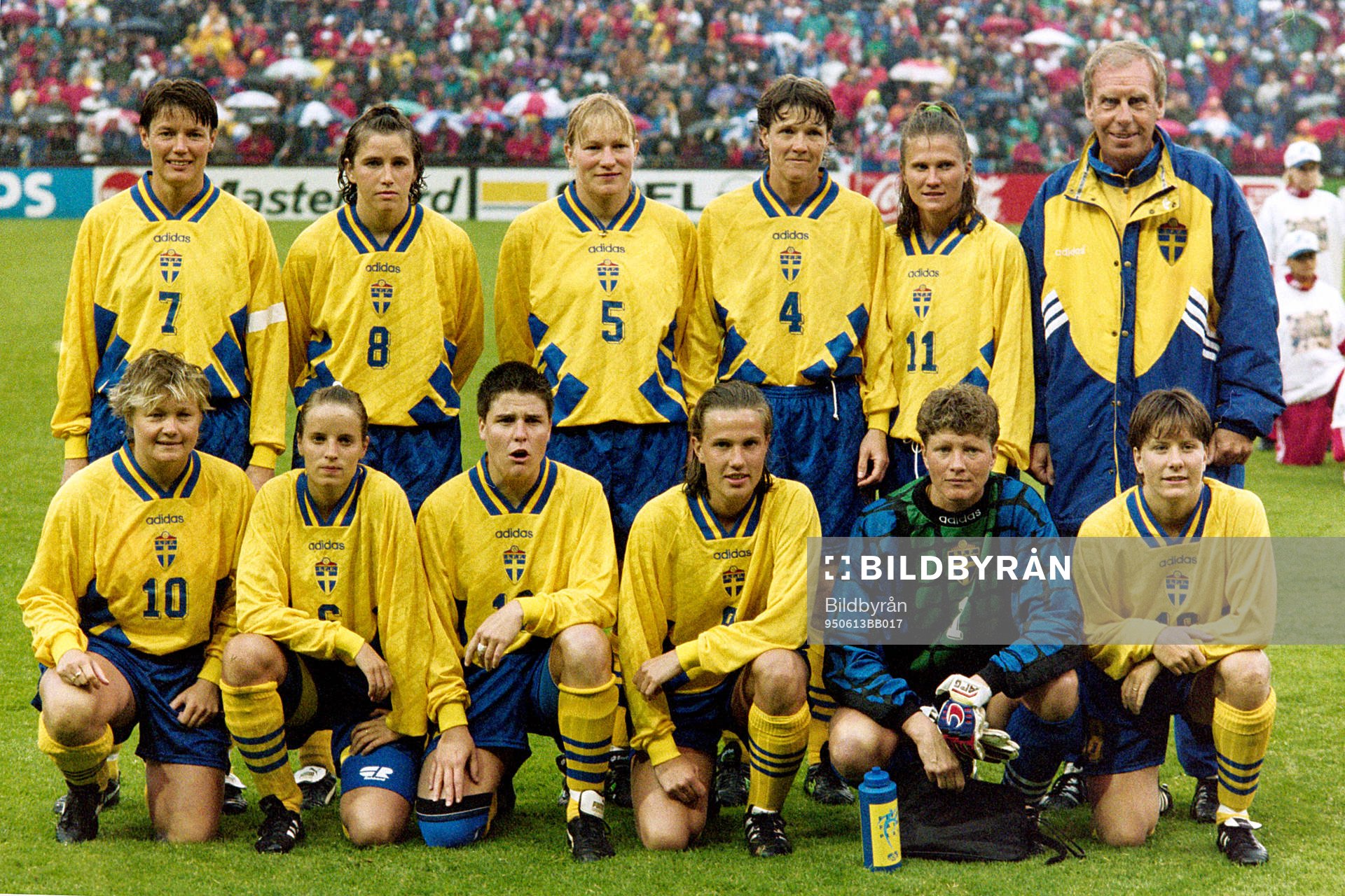  Sveriges startelva, bakre fr.v. Lena Videkull, Susanne Hedberg, Kristin Bengtsson, Pia Sundhage, Ulrika Kalte, Bengt Simonson, tränare. främre fr.v. Anneli Andelen, Anna Pohjanen, Eva Zeikfalvy, Malin Andersson, Elisabeth Leidinge, målvakt och Helene Nilsson. 
© Bildbyrån - 18871