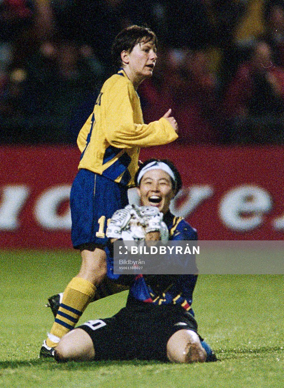 Helen Nilsson och kinas målvakt Gao Hong