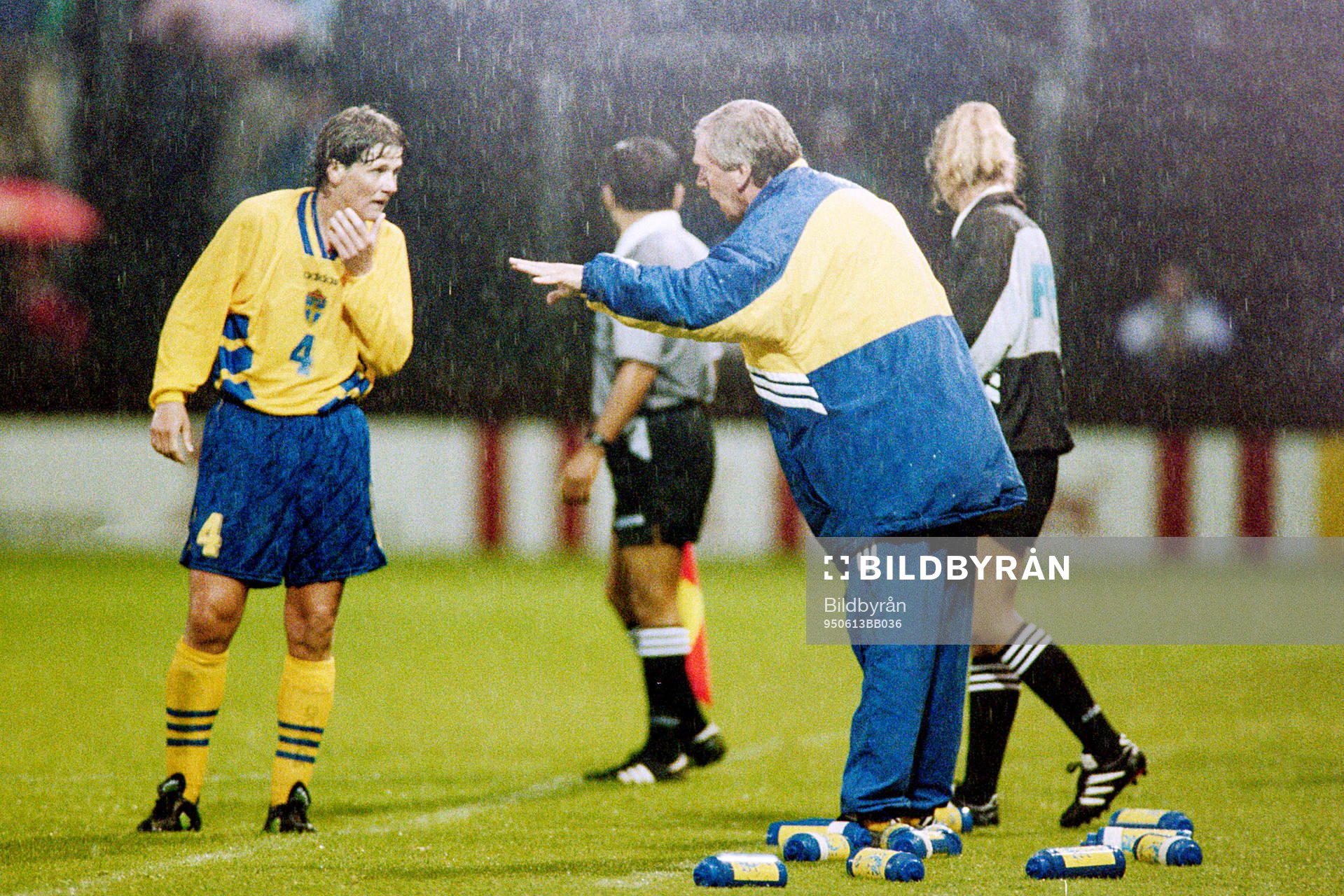 Pia Sundhage och Bengt Simonson, tränare, Sverige, pratar