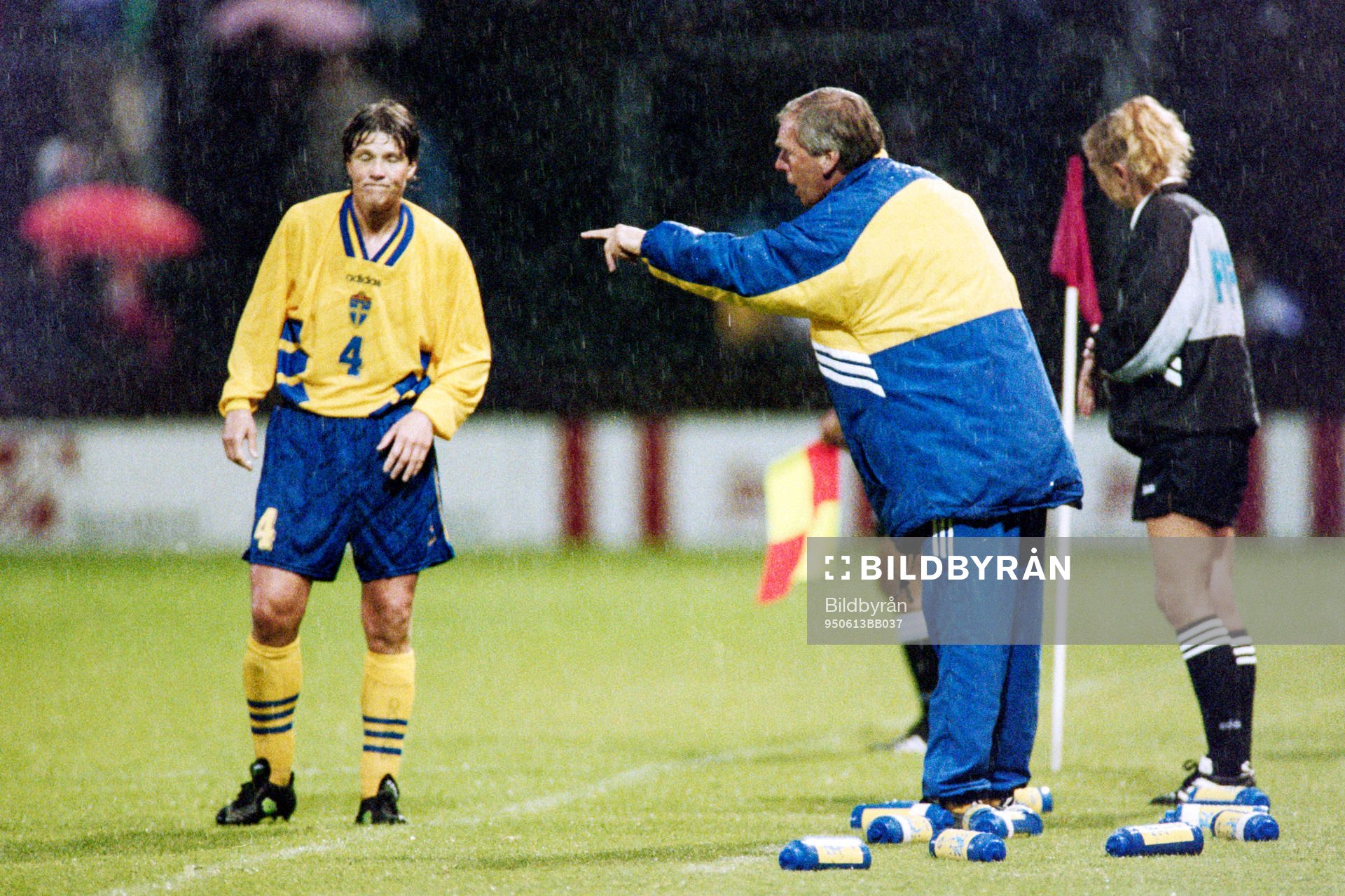 Pia Sundhage och Bengt Simonson, tränare, Sverige, pratar