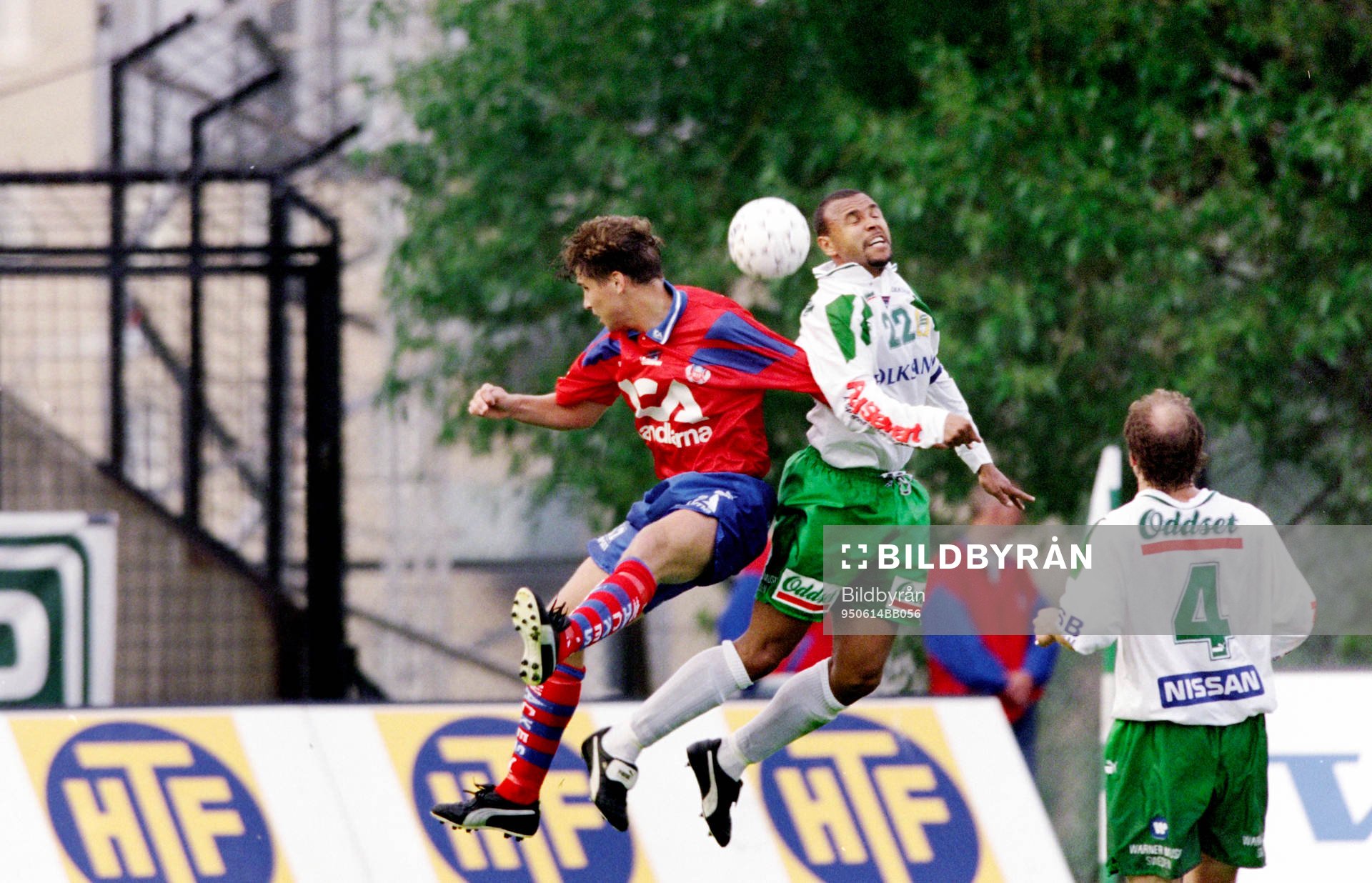 Fotboll, Allsvenskan, Hammarby - Helsingborg, 2-1: Andreas Jakobsson, Helsingborg i en nickduell med Jean-Paul Von der Burg.