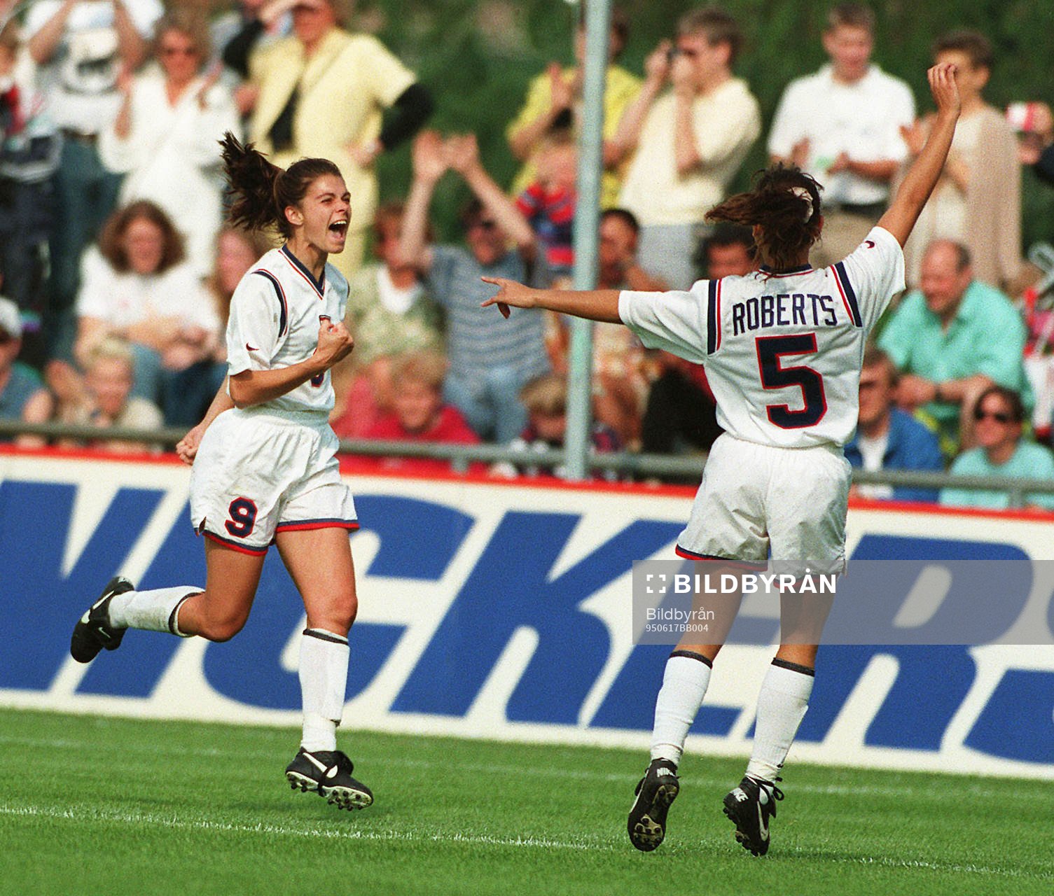  Mia Hamm och Roberts, USA jublar efter mål.