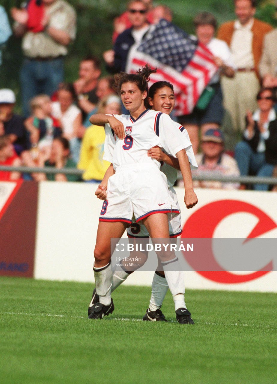  Mia Hamm och Roberts, USA jublar efter mål.