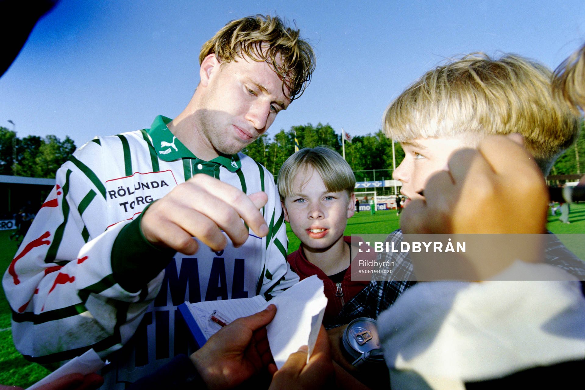 Niklas Skoog, Frölunda skriver autografer