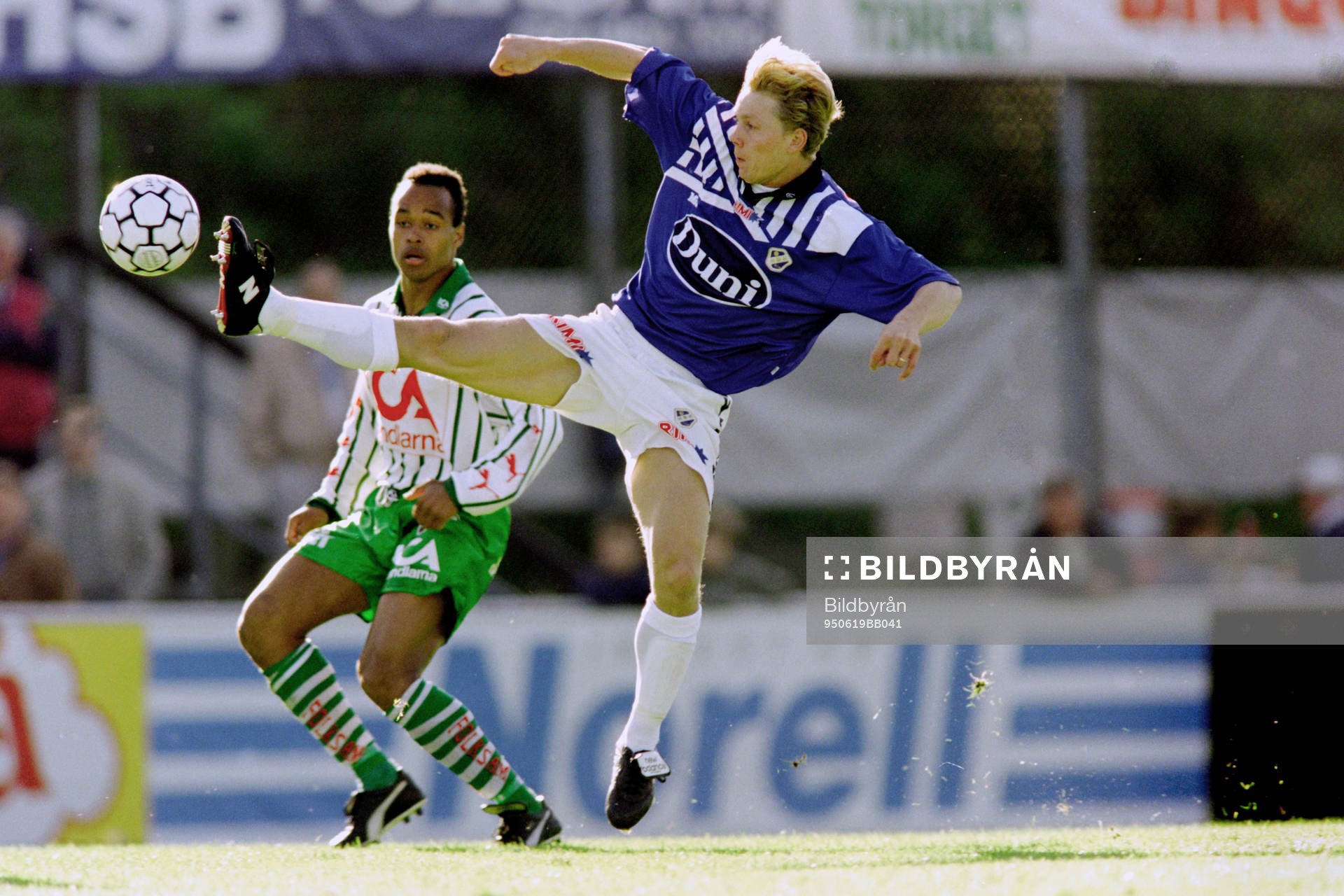 Fotboll, Allsvenskan, Västra Frölunda - Halmstad, 1-1: Robert Andersson, Halmstad och Filip Apelstav, Frölunda.