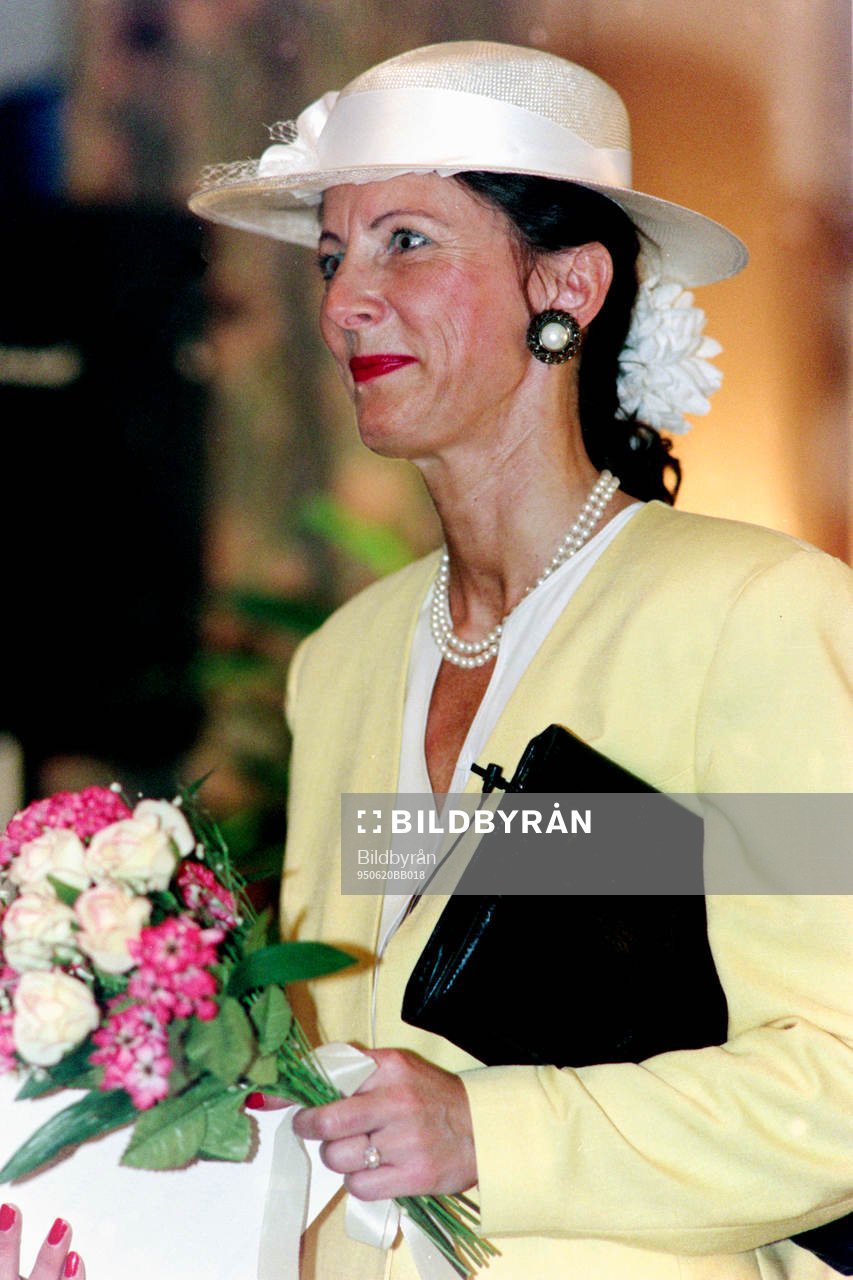 Eva Klang som drottning Silvia på scenen
