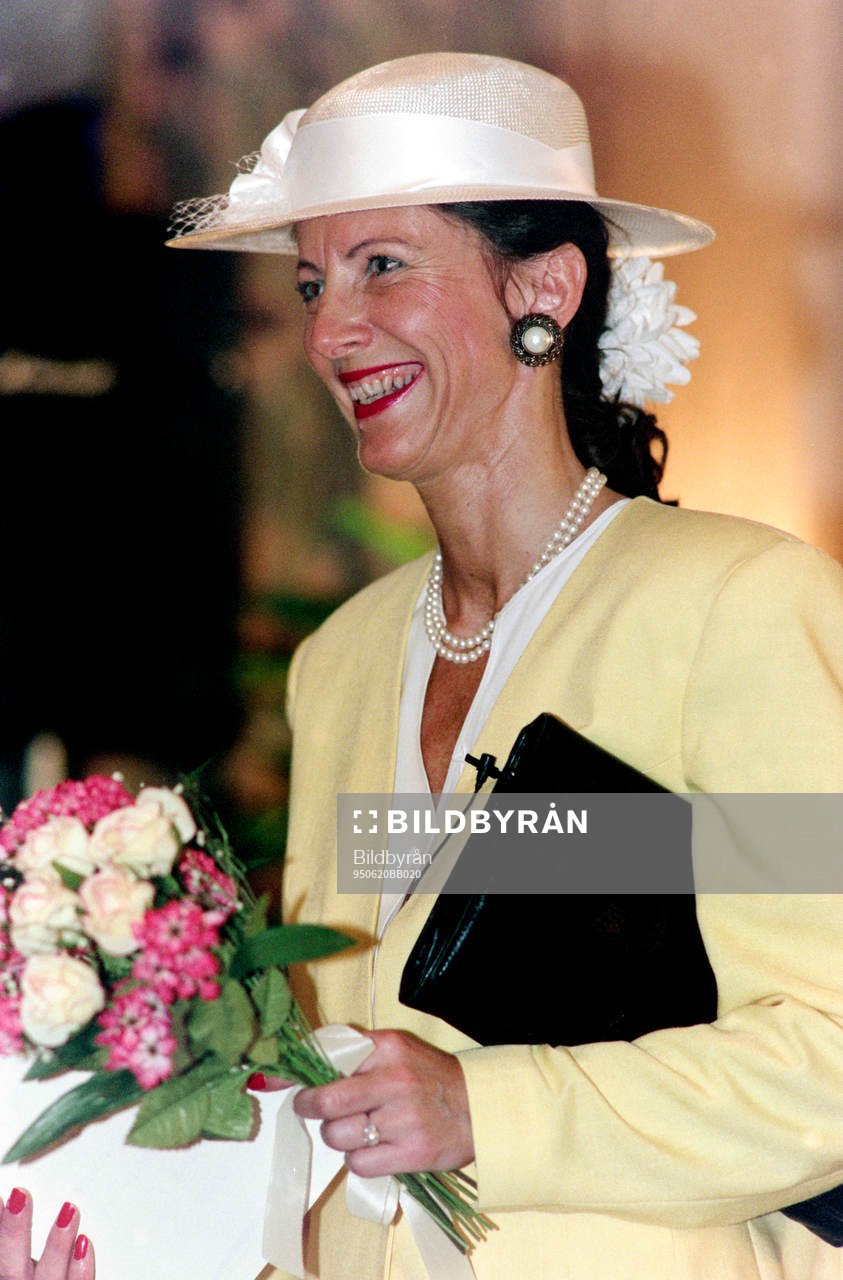 Eva Klang som drottning Silvia på scenen