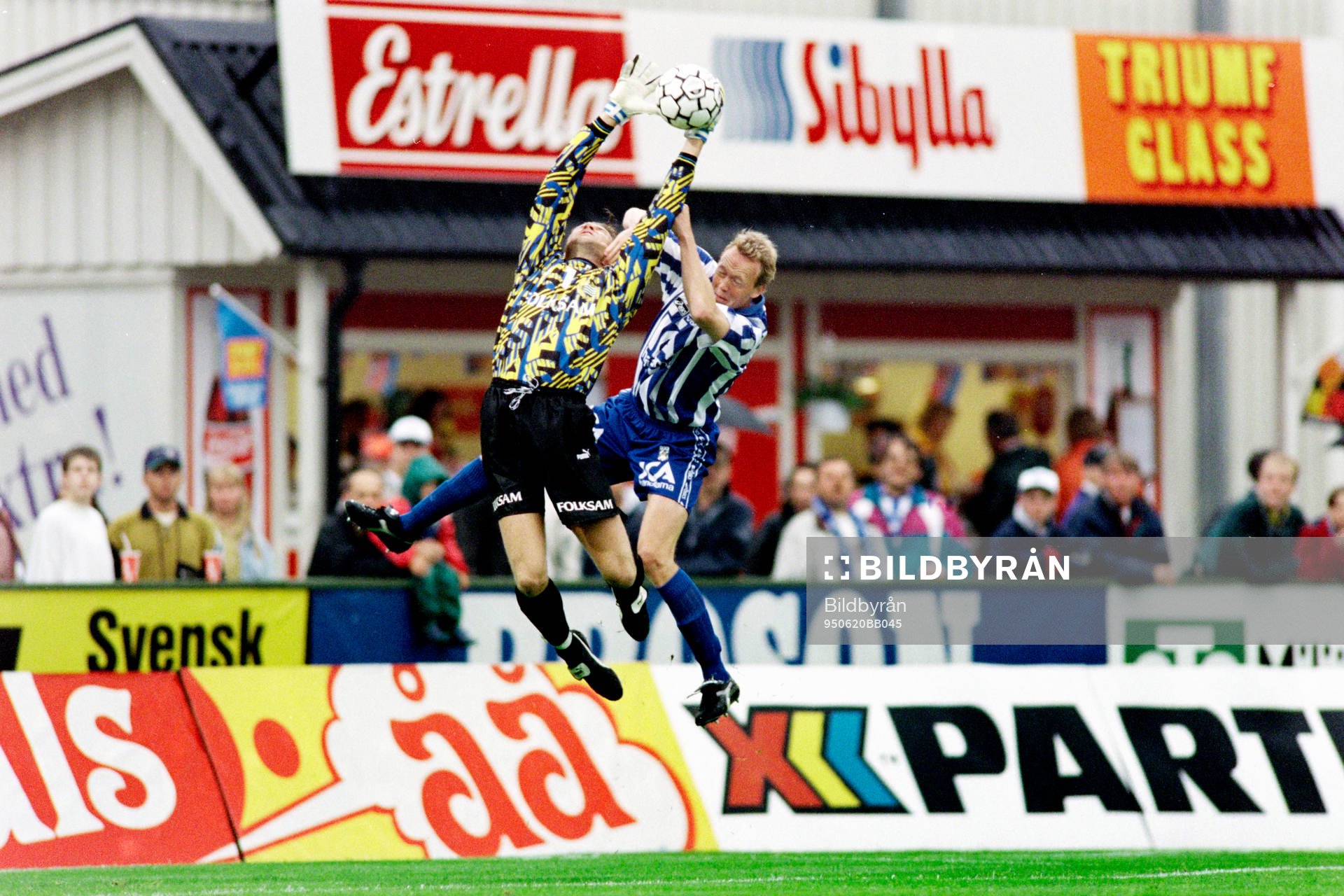 Per Fahlström. målvakt i Hammarby greppar bollen framför