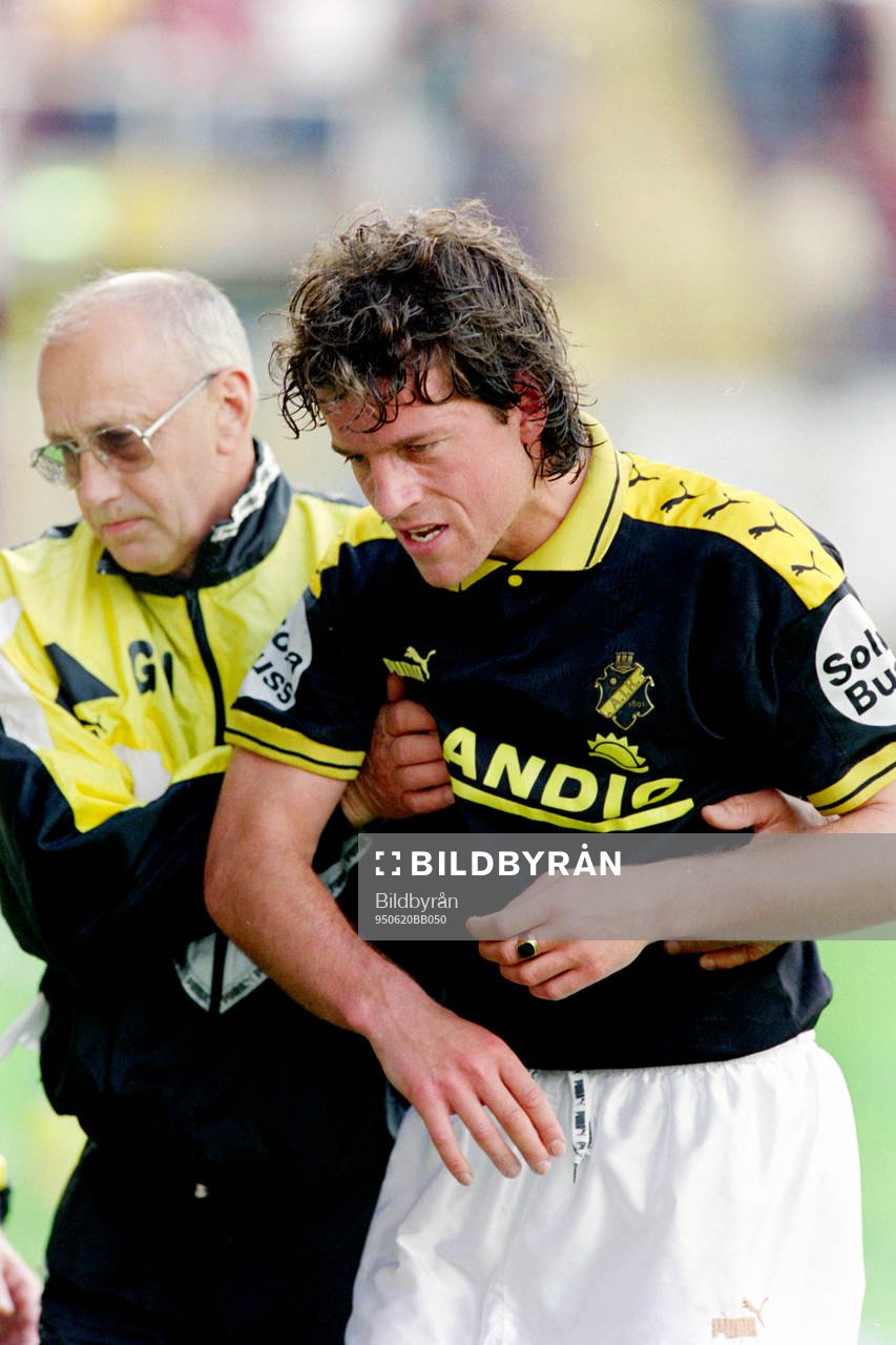 Dick Lidman, AIK skadad och får hjälp