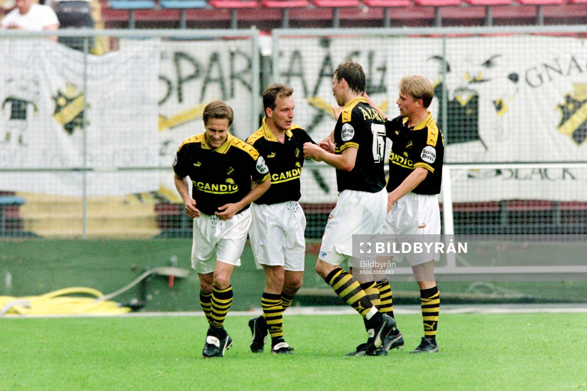 Fotboll, Allsvenskan, AIK - Norrköping, 2-2: Marco Ciardi, AIK gratuleras efter sitt mål.