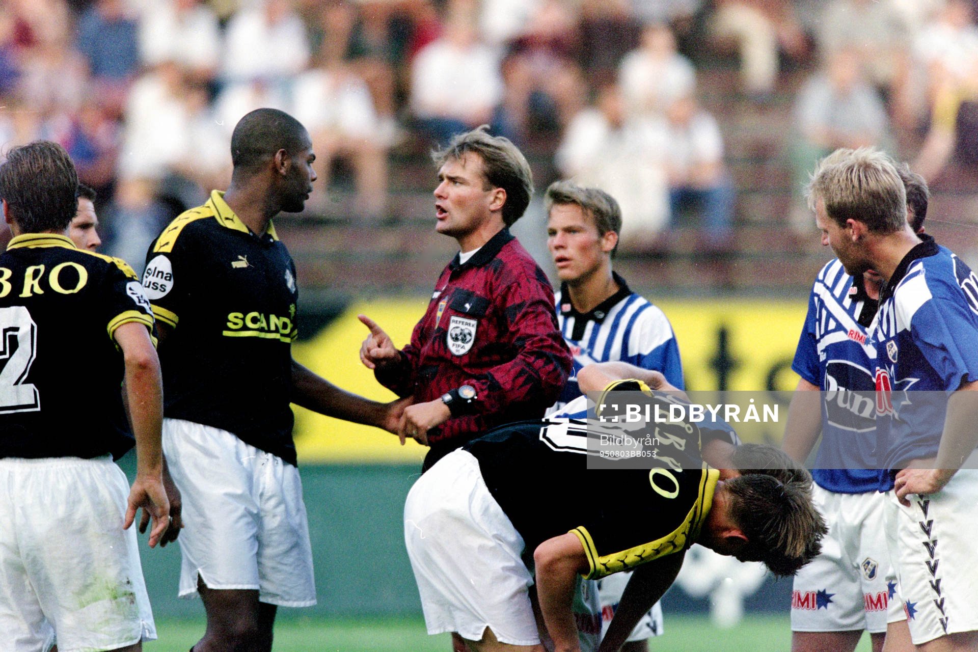 Anders Frisk, domare pratar med Pascal Simpson, AIK