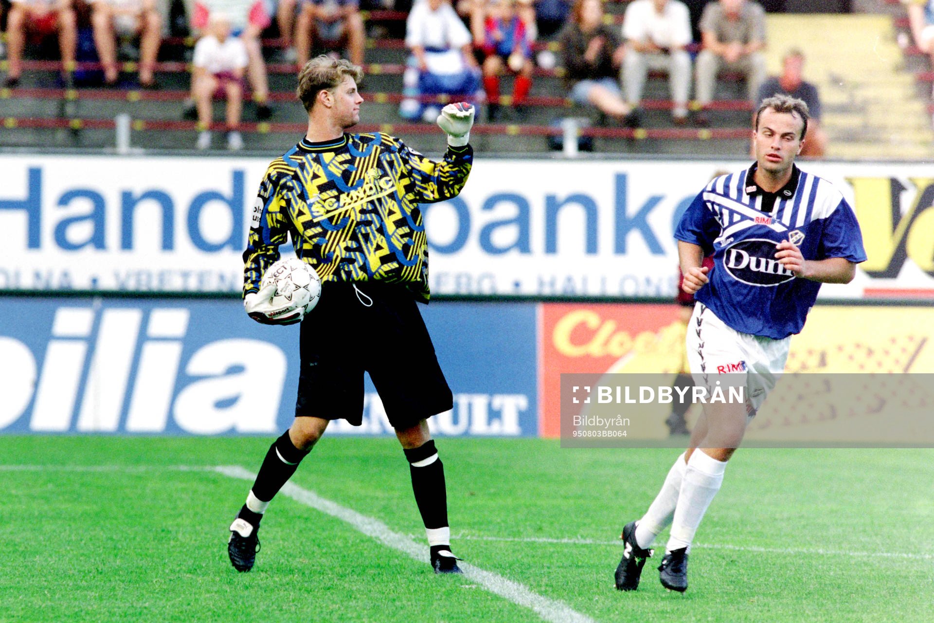 Matts Andersson, målvakt i AIK och Peter Vougt, Halmstad
