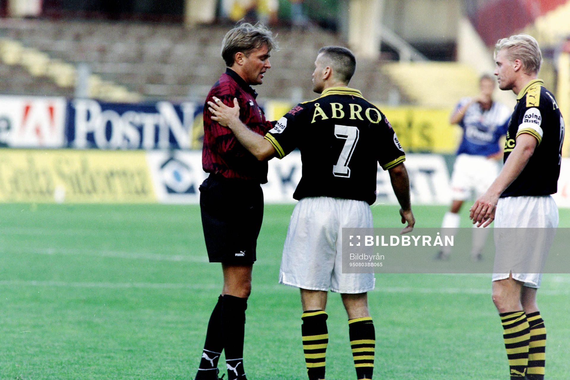 Anders Frisk, domare pratar med Michael Borgqvist, AIK
