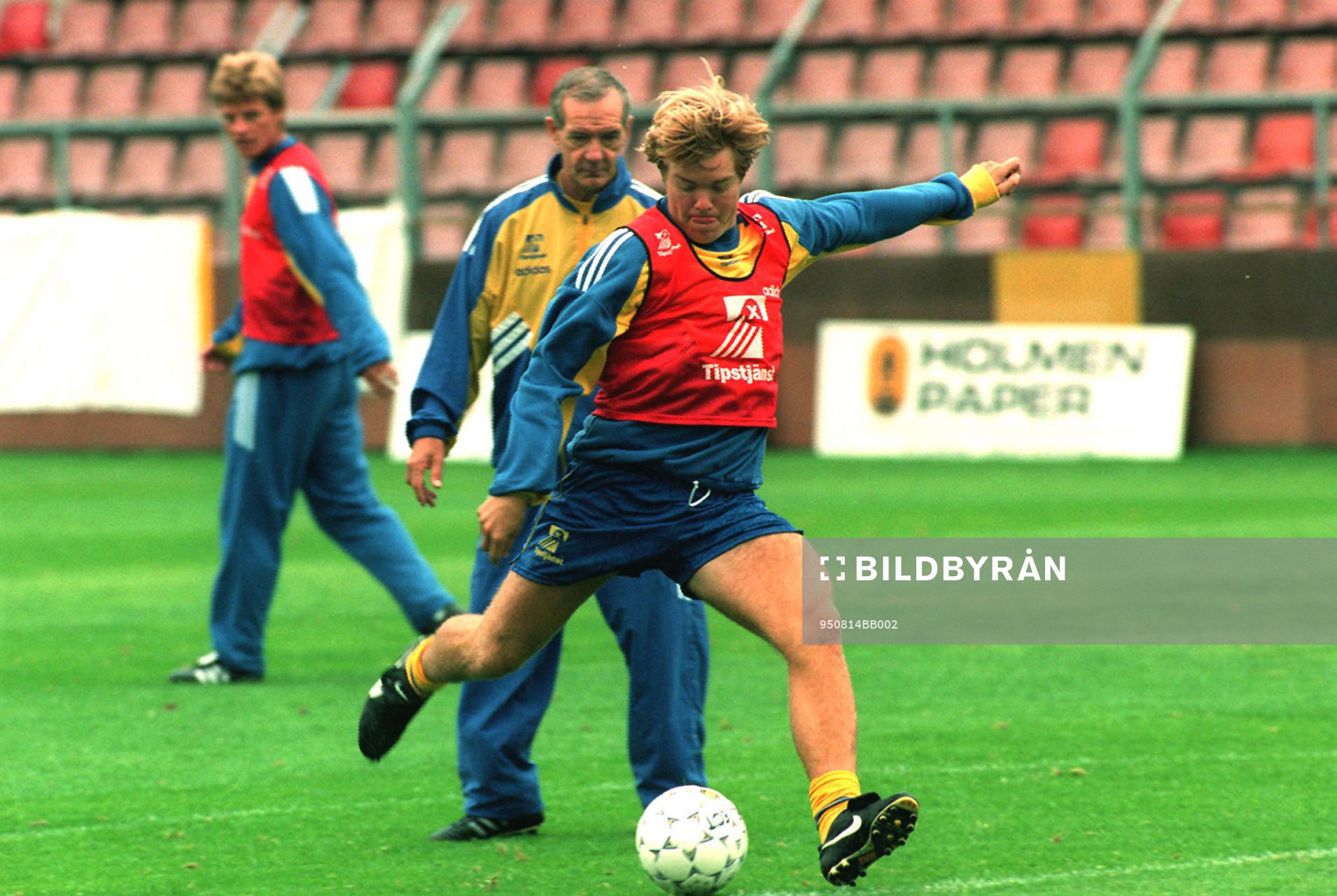Tomas Brolin skjuter