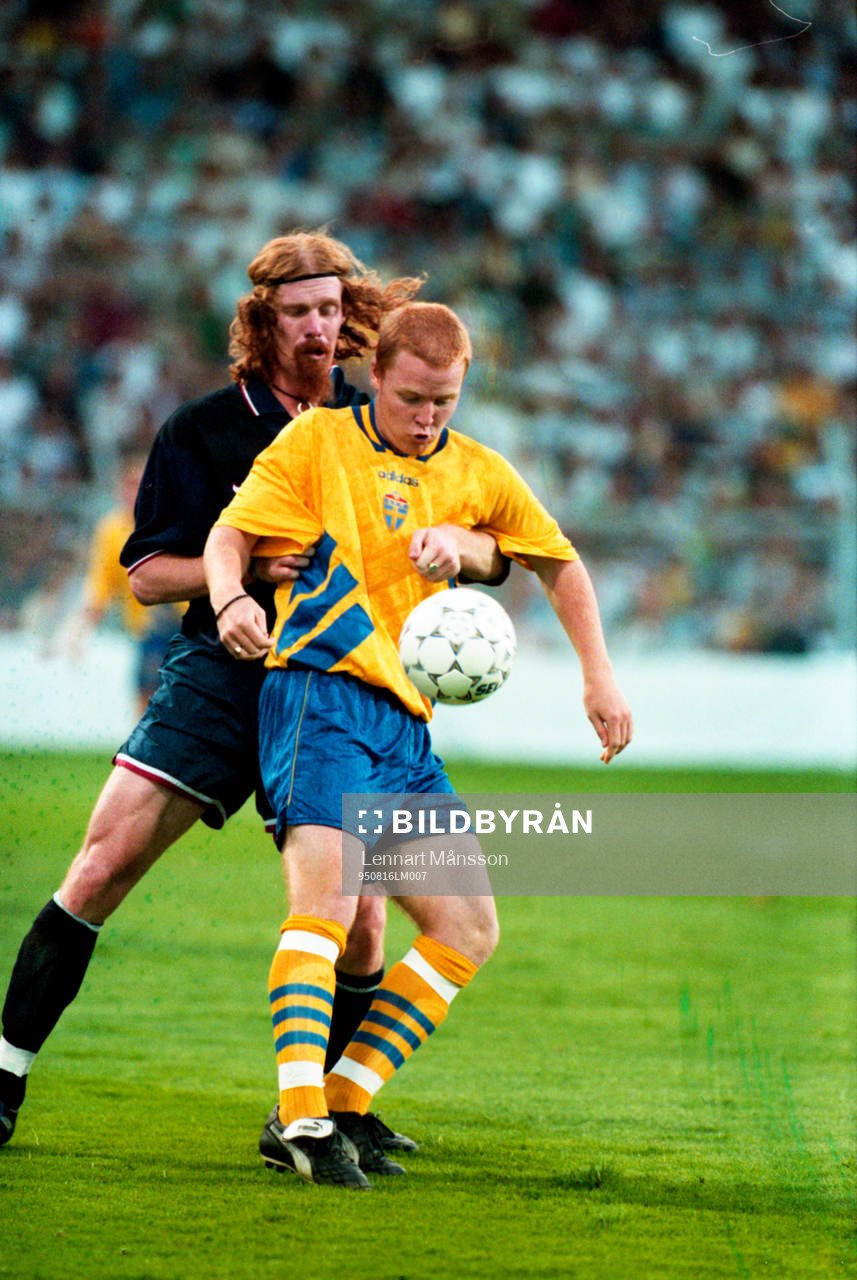 Jörgen Pettersson uppvaktas av Alexi Lalas, USA