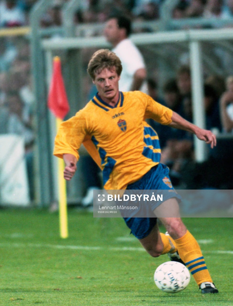  Stefan Schwarz med bollen.
