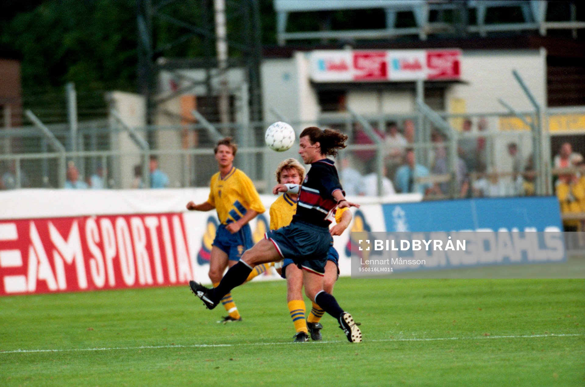 Tomas Brolin i kamp om bollen