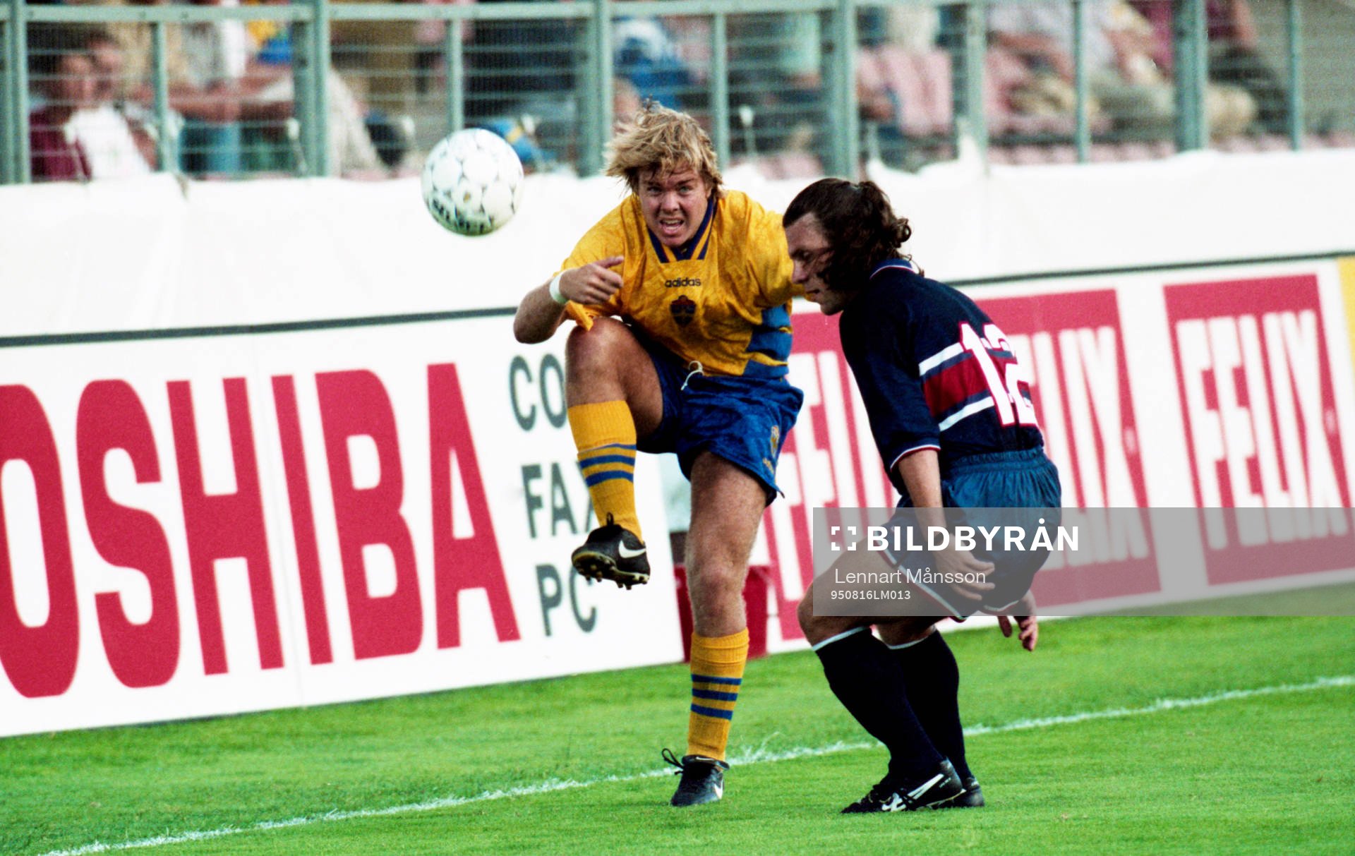 Tomas Brolin i kamp om bollen